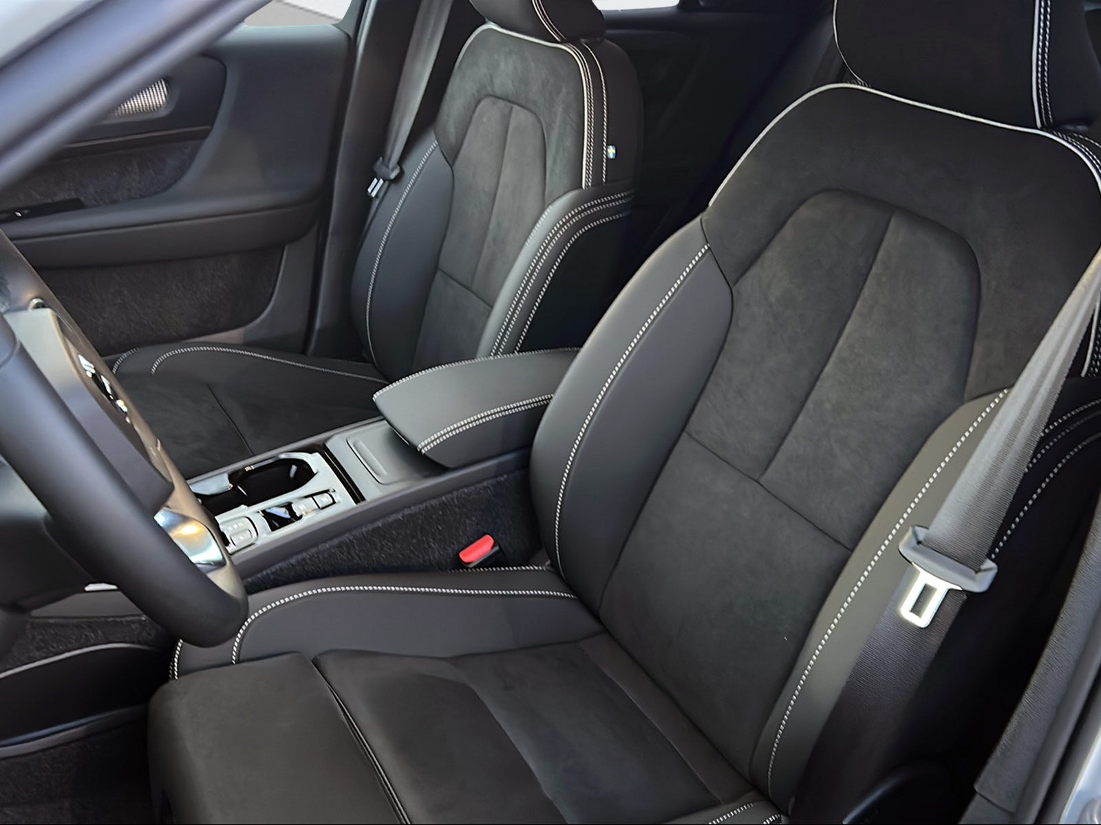 VOLVO XC40 B4 Benzin Mild Hybrid Ultra Dark DCT-image-7