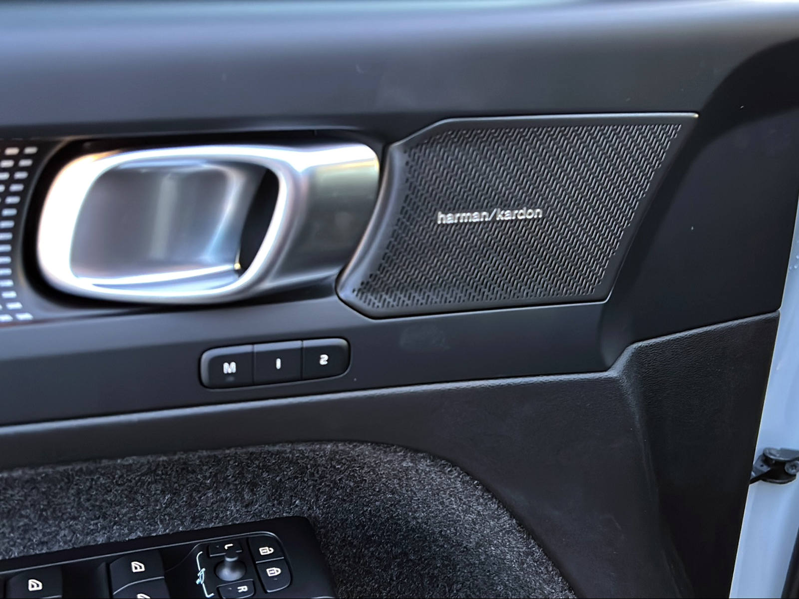 VOLVO XC40 B4 Benzin Mild Hybrid Ultra Dark DCT-image-13