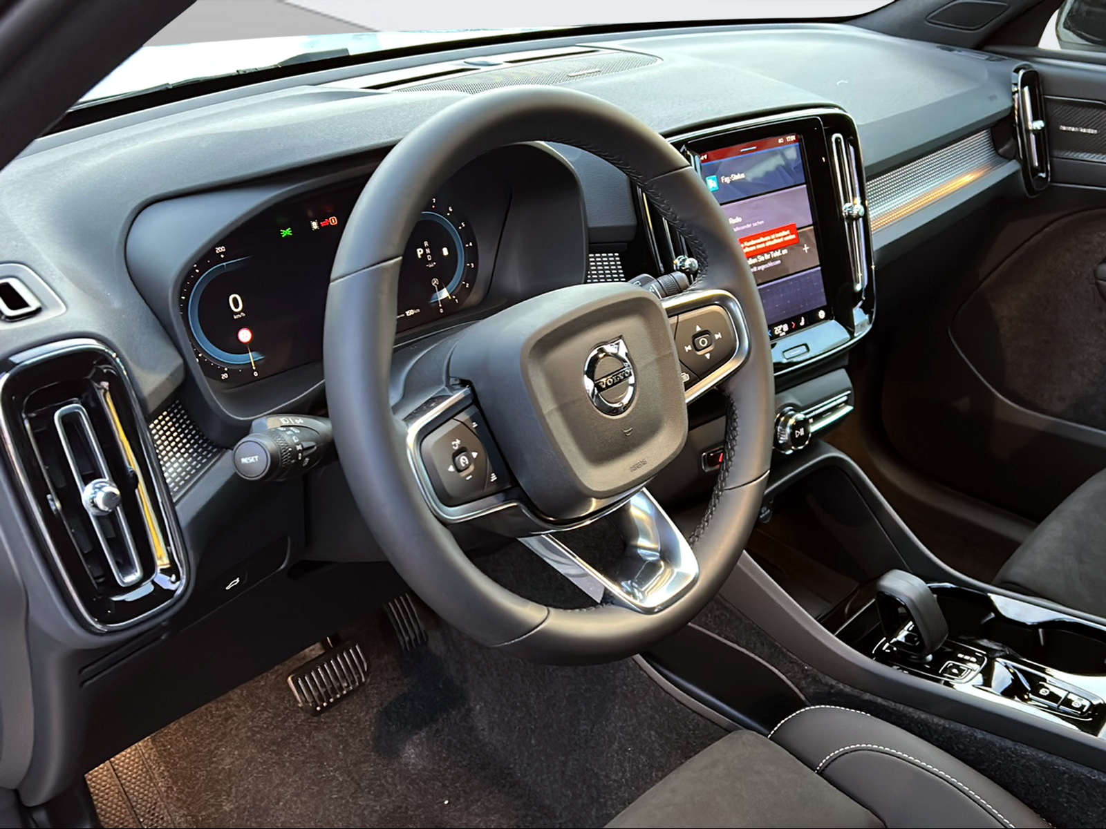 VOLVO XC40 B4 Benzin Mild Hybrid Ultra Dark DCT-image-9