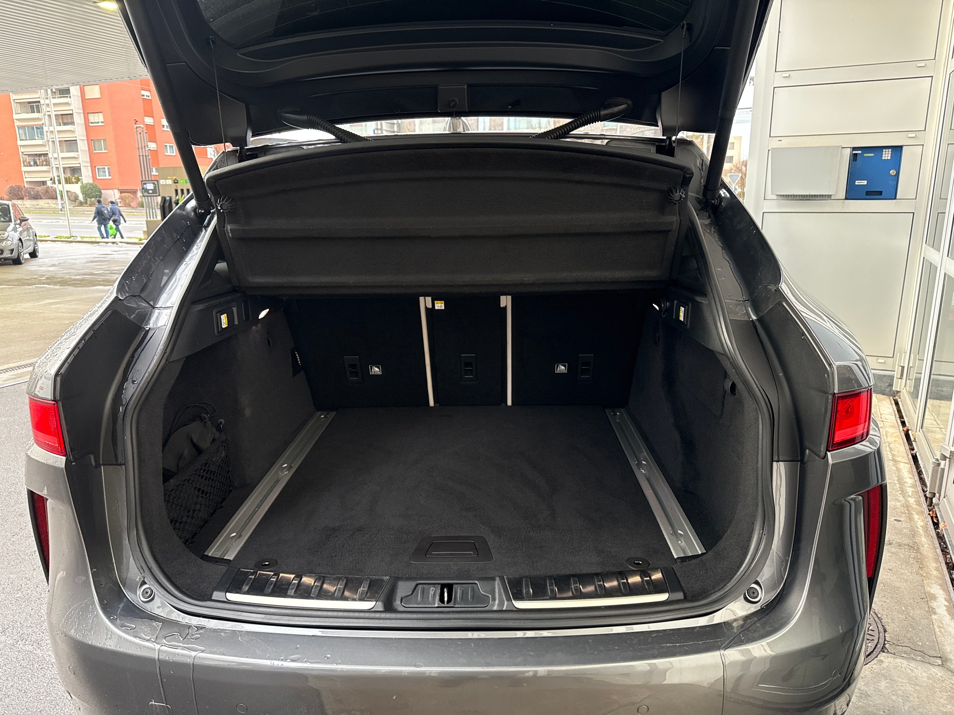 JAGUAR F-Pace 5.0 V8 SVR AWD Automatik-image-11