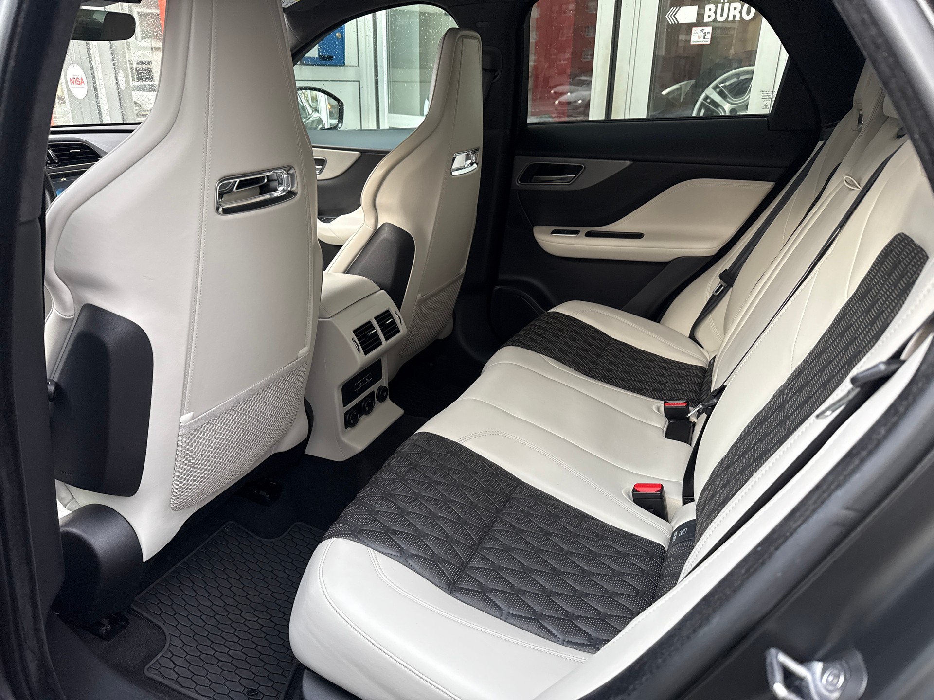 JAGUAR F-Pace 5.0 V8 SVR AWD Automatik-image-4