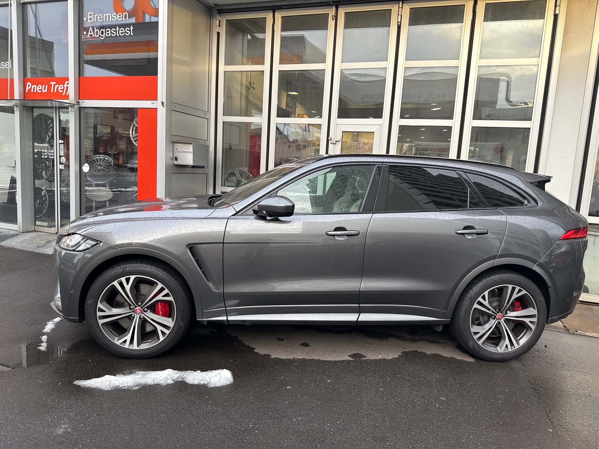 JAGUAR F-Pace 5.0 V8 SVR AWD Automatik-image-1