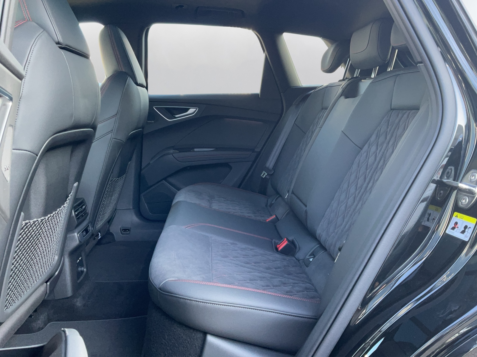 AUDI Q4 e-tron 45 Edition Swiss Ski quattro-image-10