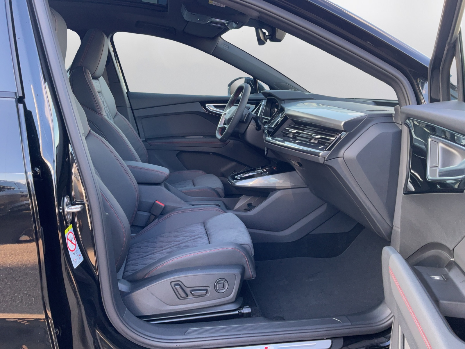 AUDI Q4 e-tron 45 Edition Swiss Ski quattro-image-13