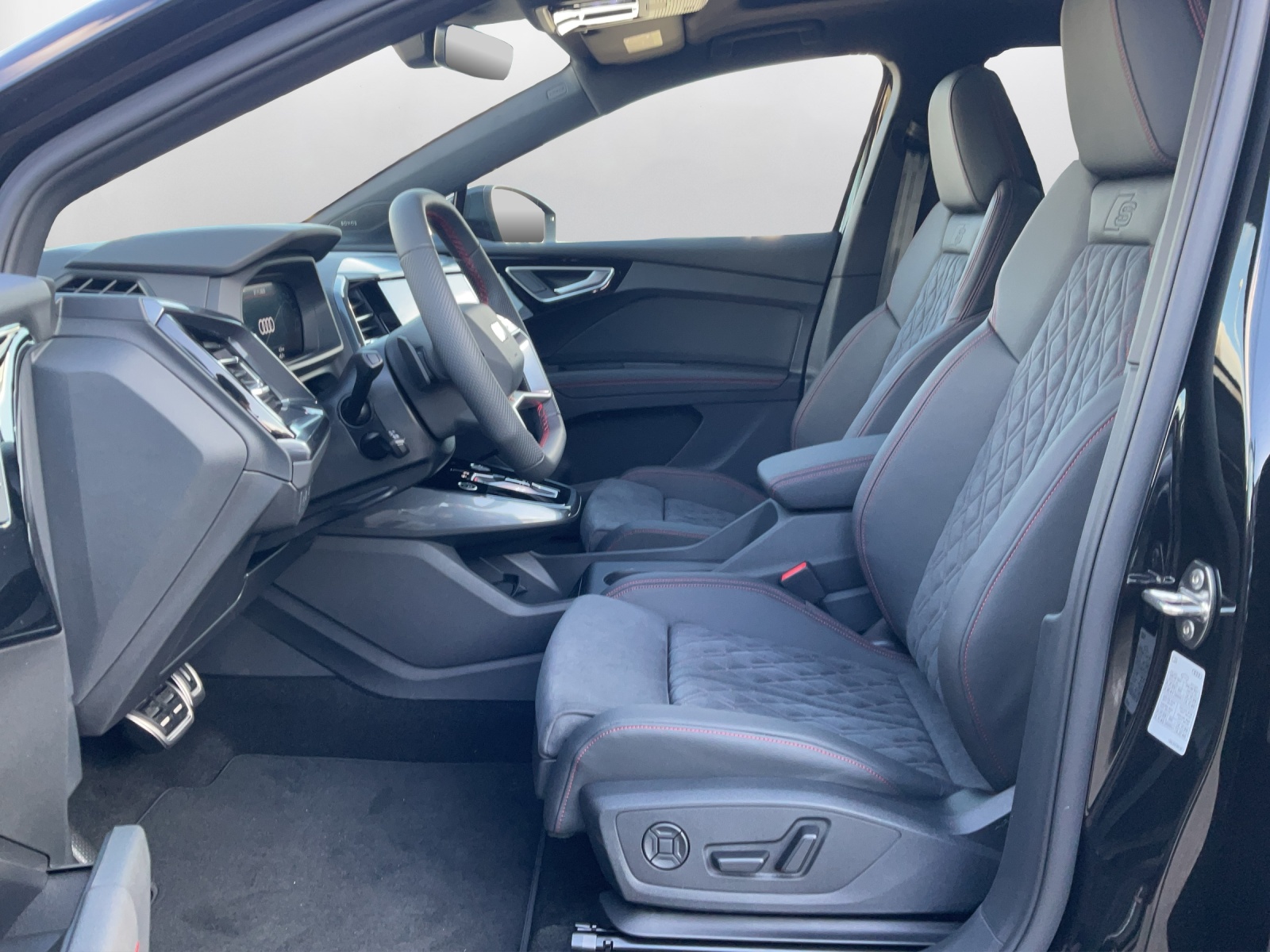 AUDI Q4 e-tron 45 Edition Swiss Ski quattro-image-9