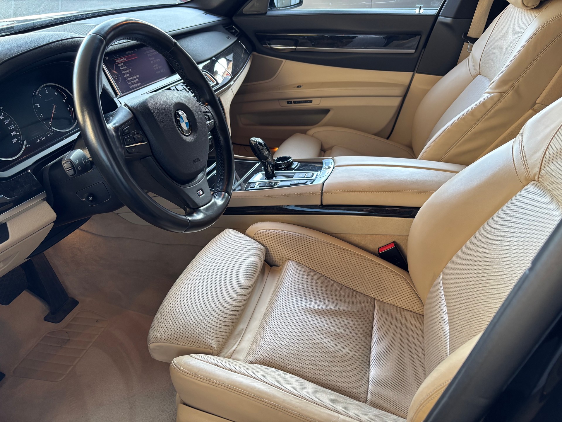 BMW 750i xDrive-image-7