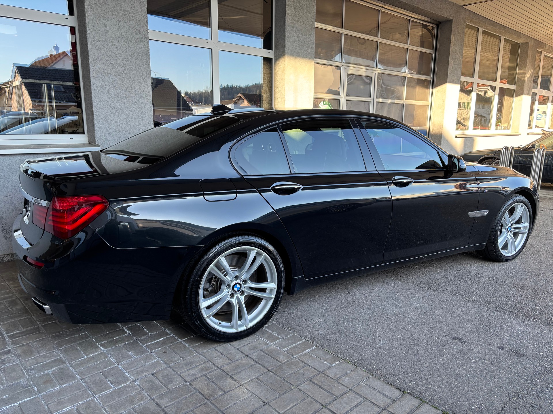 BMW 750i xDrive-image-2