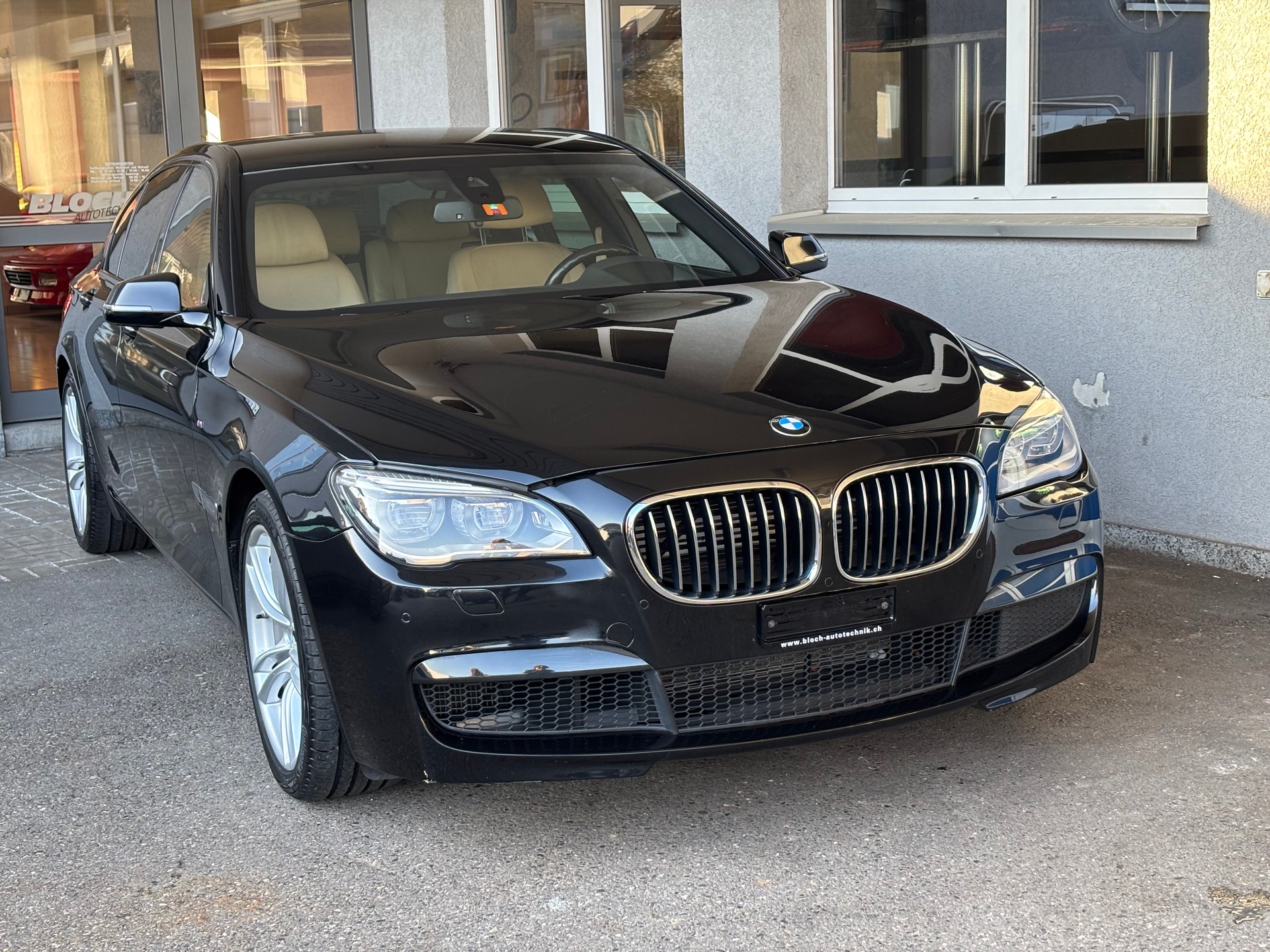 BMW 750i xDrive-image-0