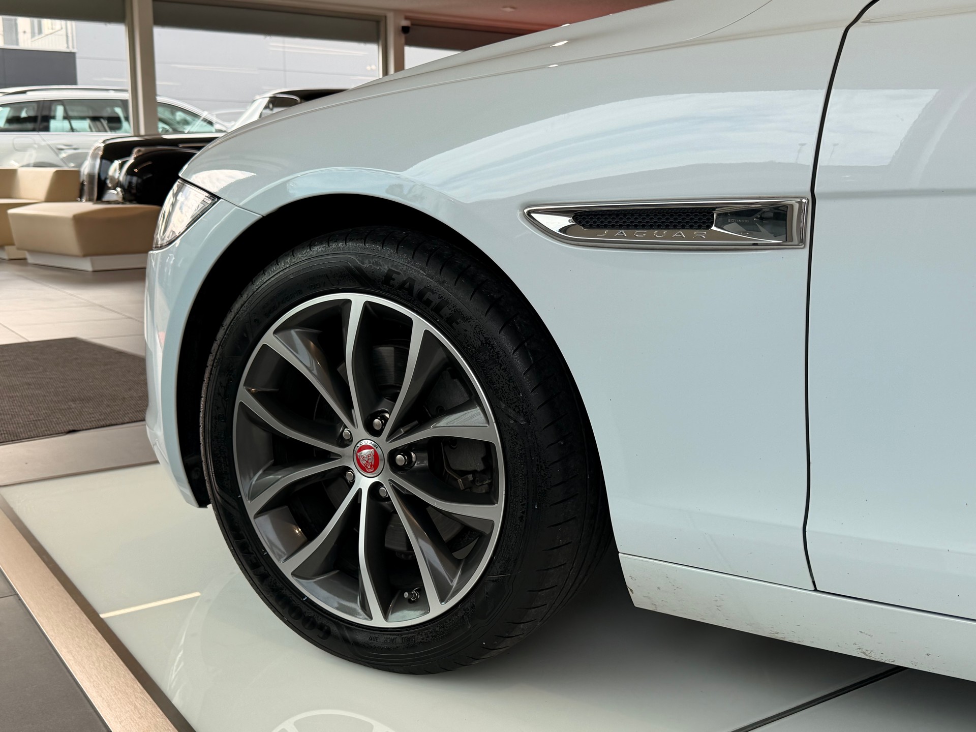 JAGUAR XF 25d Portfolio Automatic-image-10