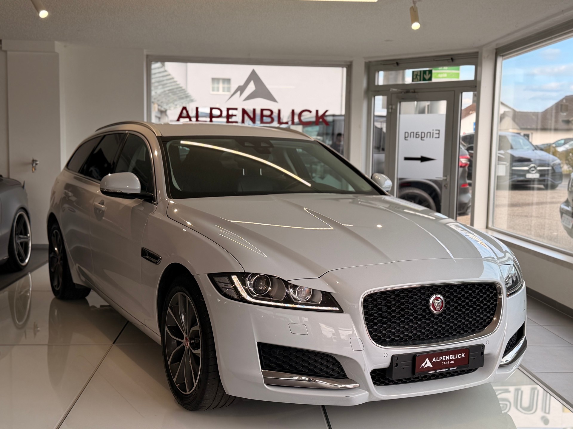 JAGUAR XF 25d Portfolio Automatic-showroom-element-2