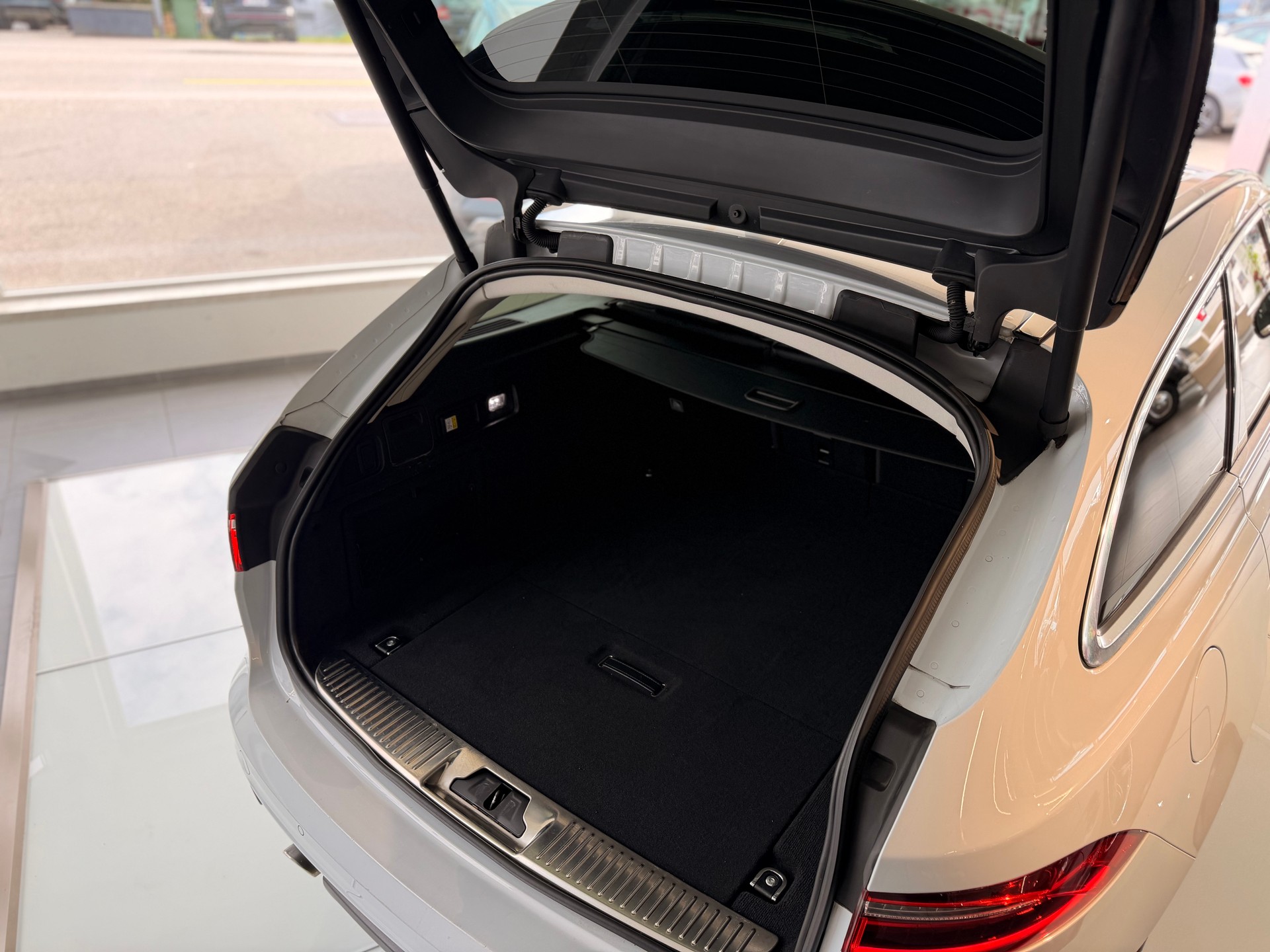 JAGUAR XF 25d Portfolio Automatic-image-17