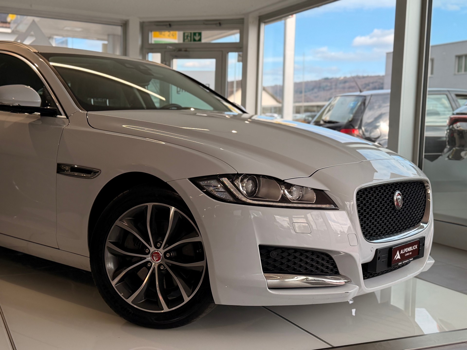JAGUAR XF 25d Portfolio Automatic-showroom-element-1