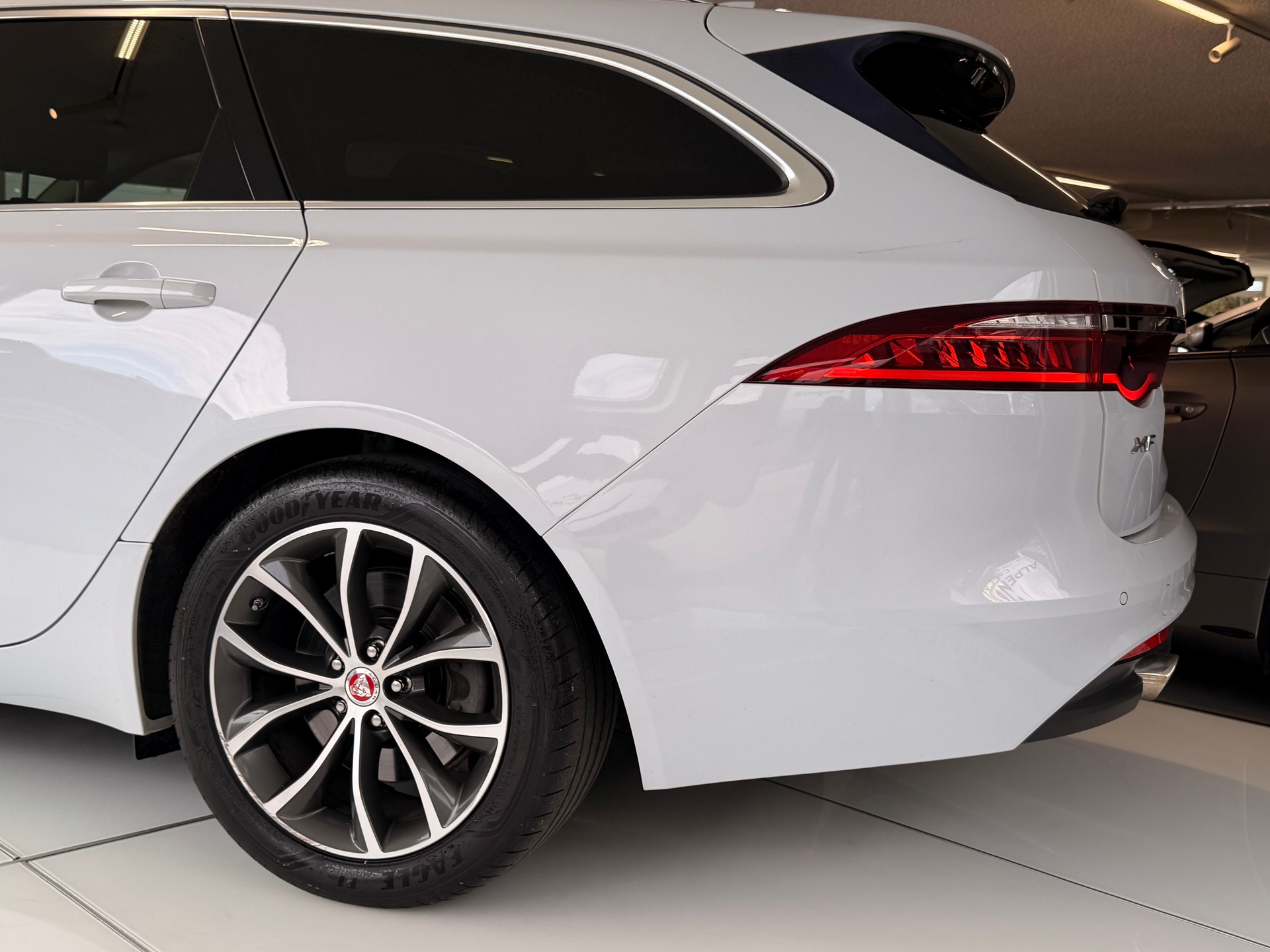 JAGUAR XF 25d Portfolio Automatic-image-9