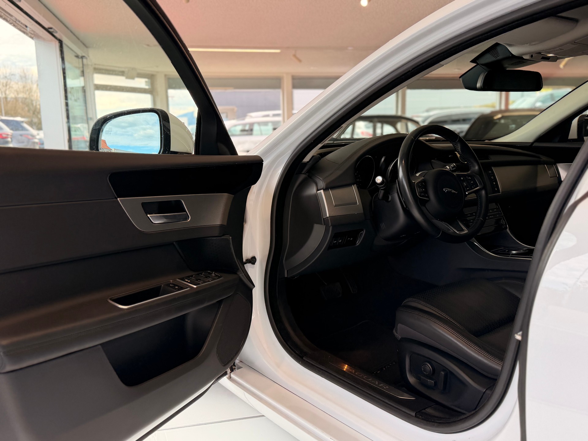JAGUAR XF 25d Portfolio Automatic-image-11
