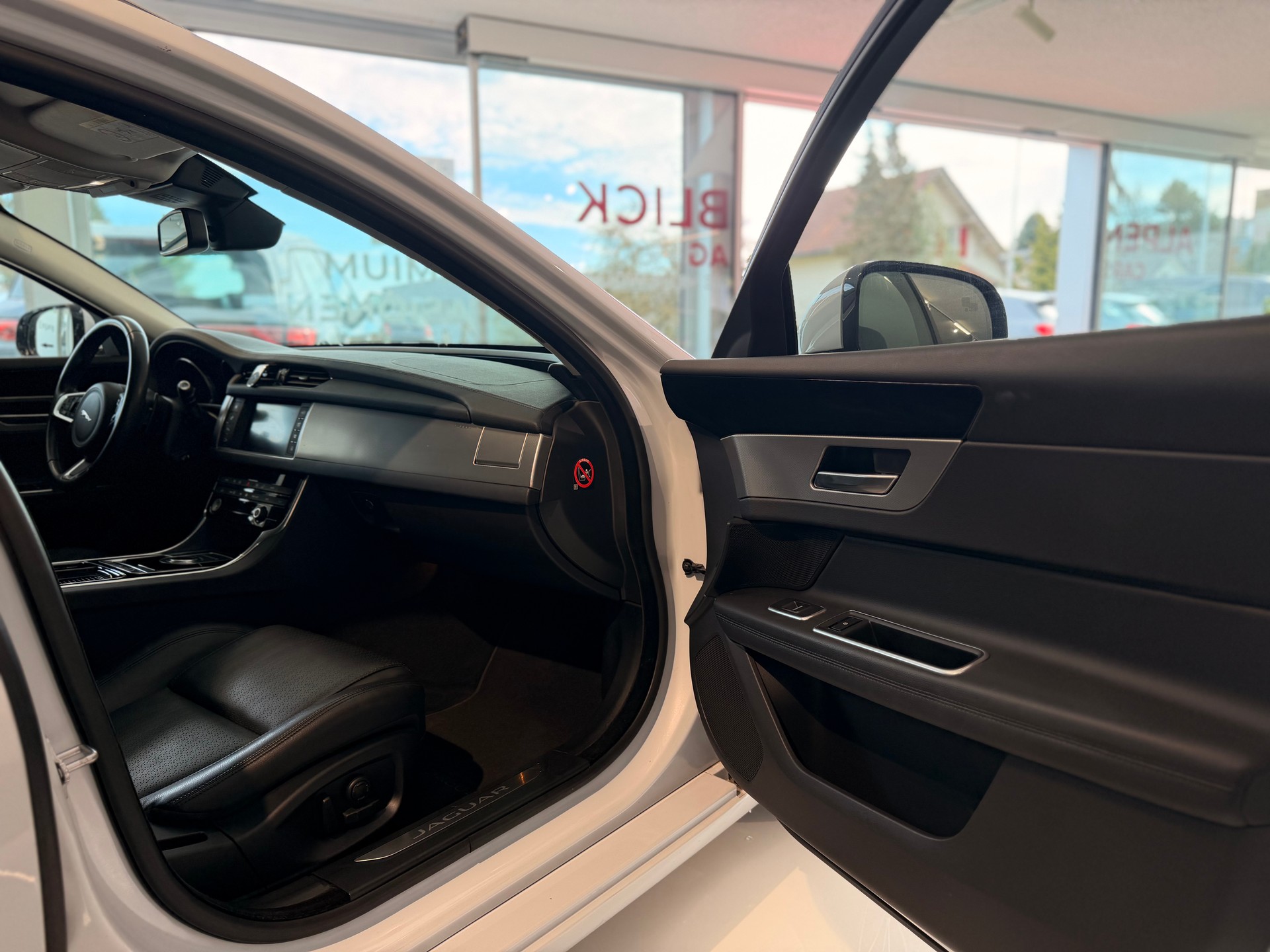 JAGUAR XF 25d Portfolio Automatic-image-22