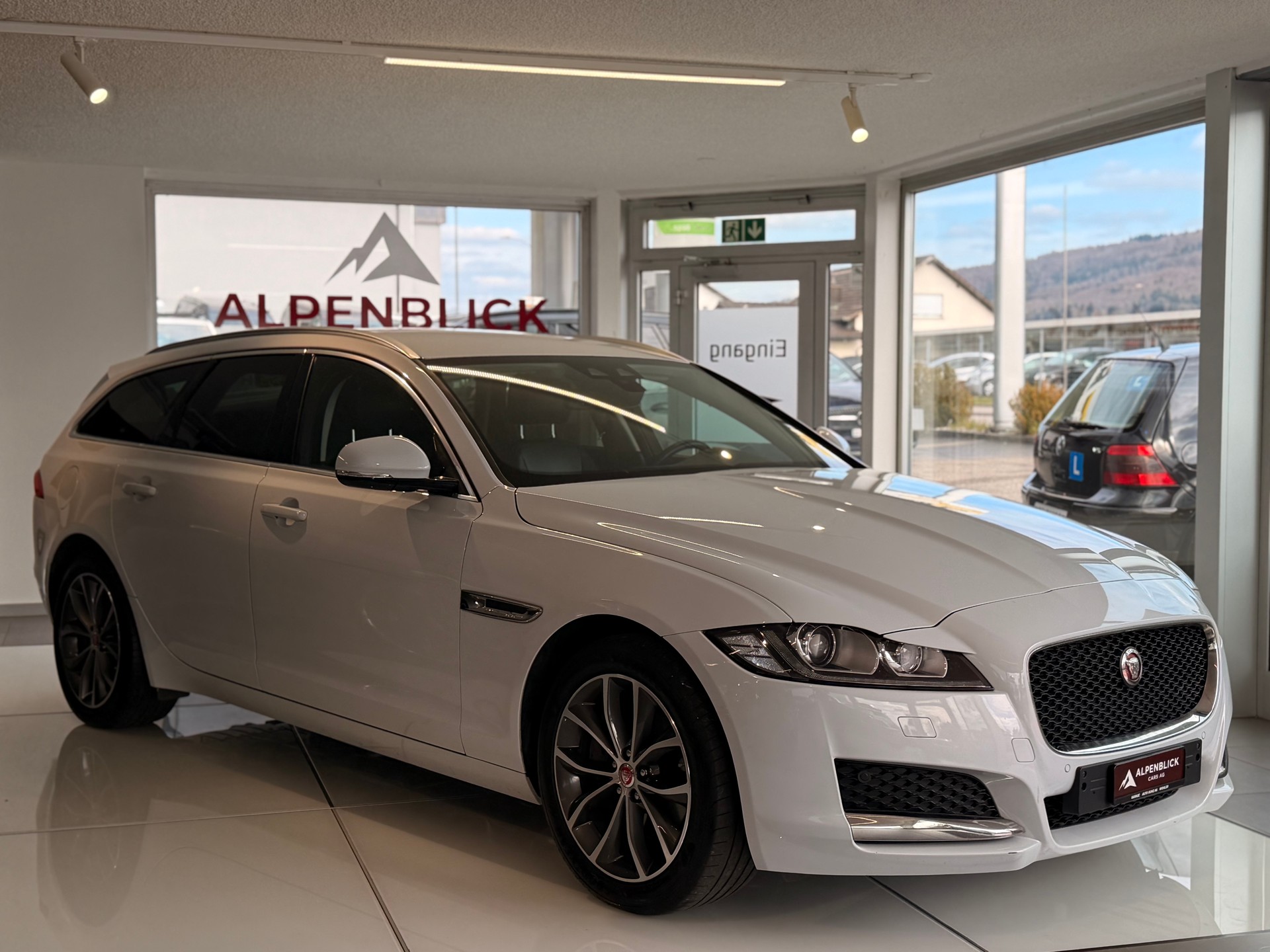 JAGUAR XF 25d Portfolio Automatic-showroom-element-3