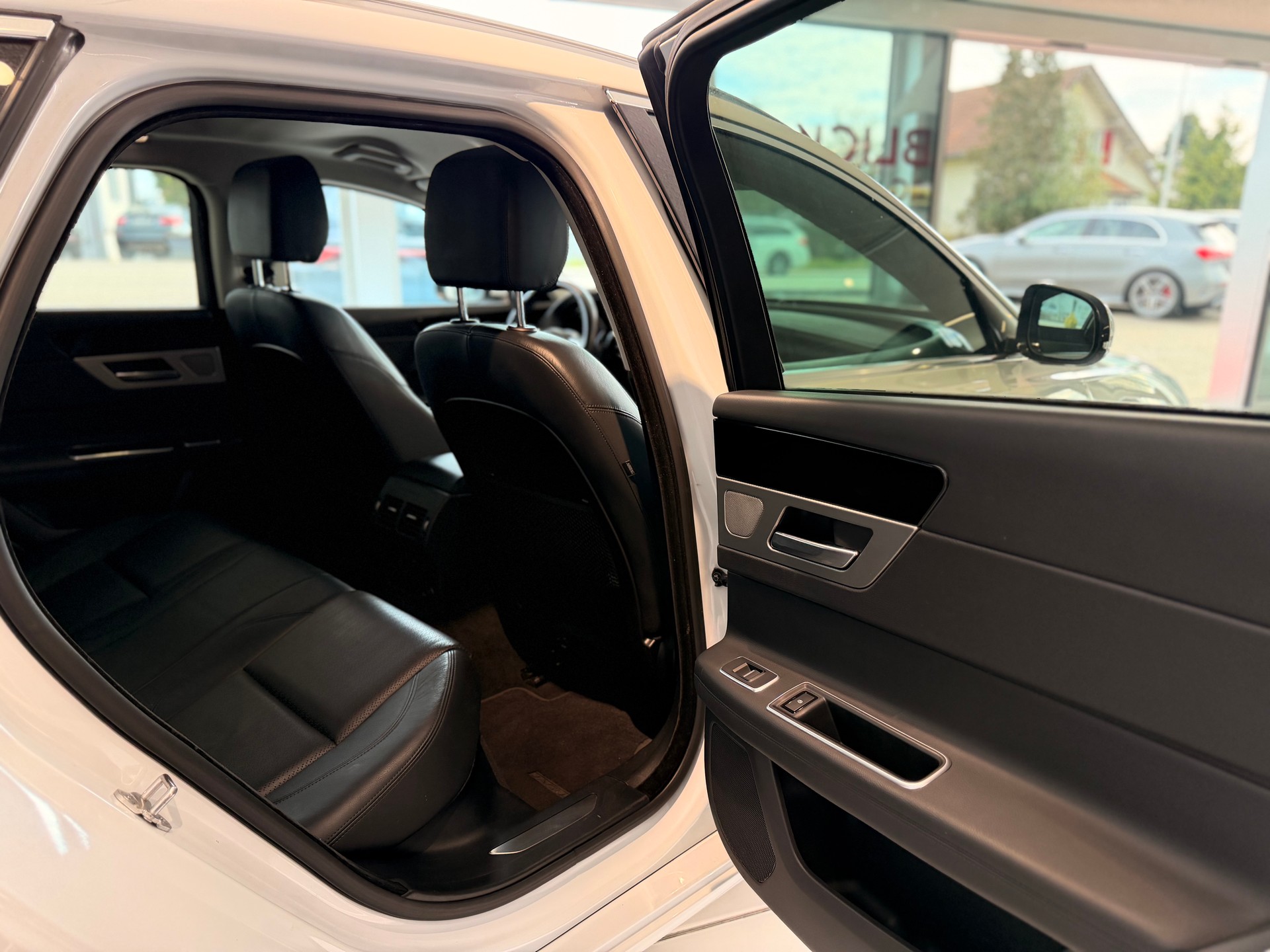 JAGUAR XF 25d Portfolio Automatic-image-19