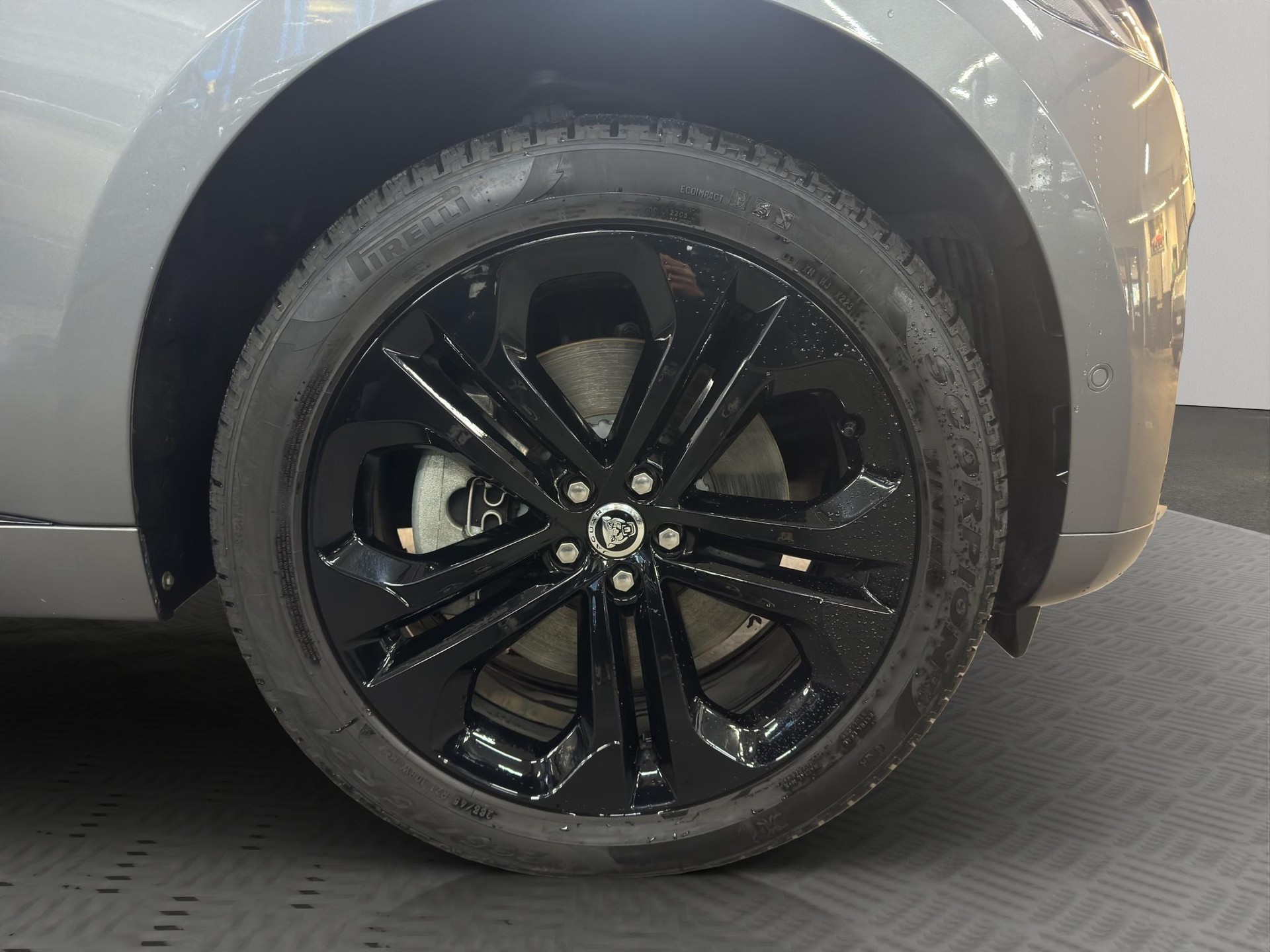 JAGUAR F-Pace 3.0 D I6 R-Dynamic SE 90th Anniversary Edition AWD-image-5