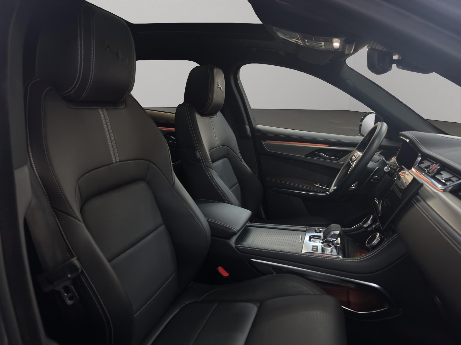 JAGUAR F-Pace 3.0 D I6 R-Dynamic SE 90th Anniversary Edition AWD-image-8