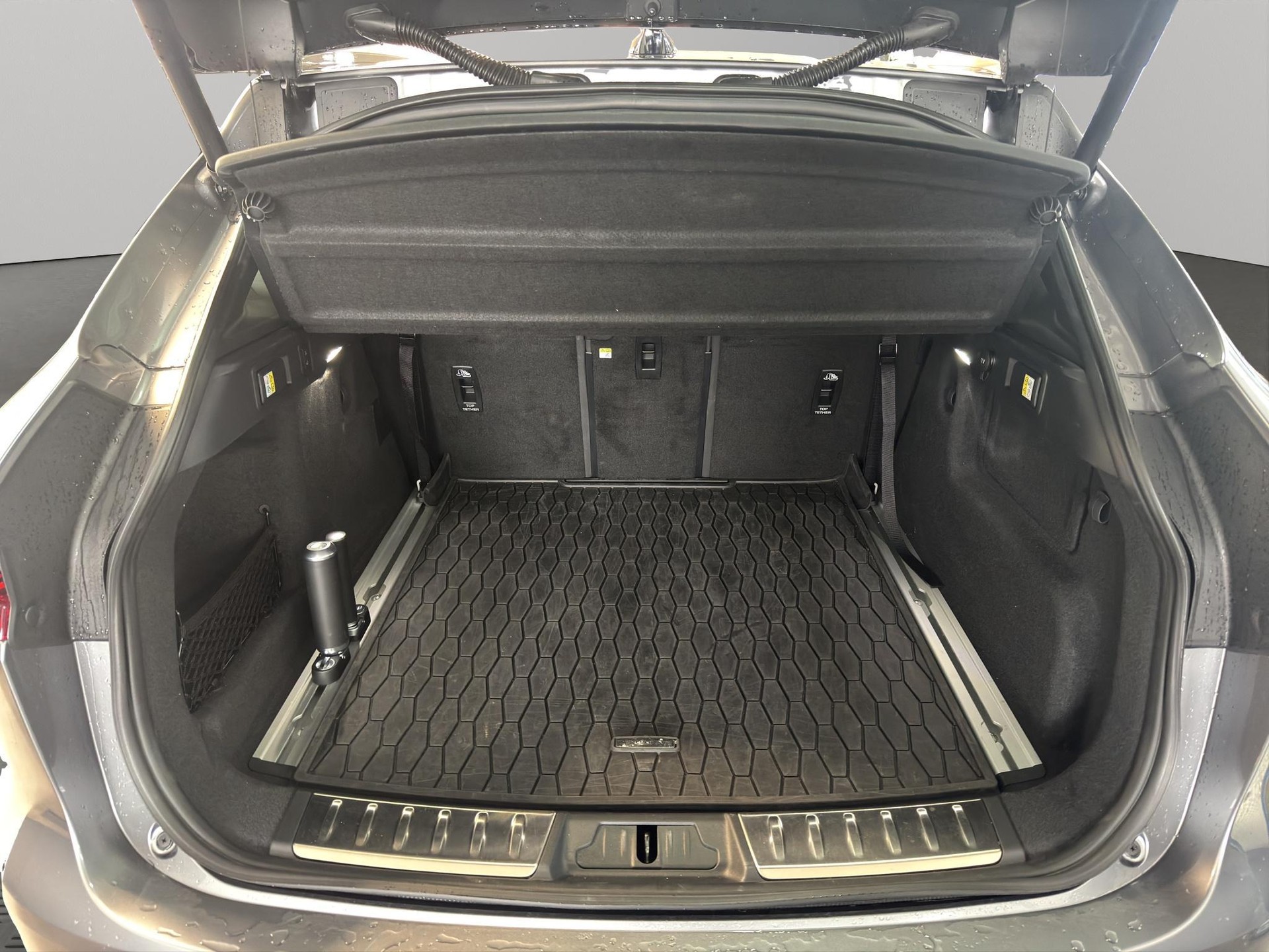 JAGUAR F-Pace 3.0 D I6 R-Dynamic SE 90th Anniversary Edition AWD-image-13