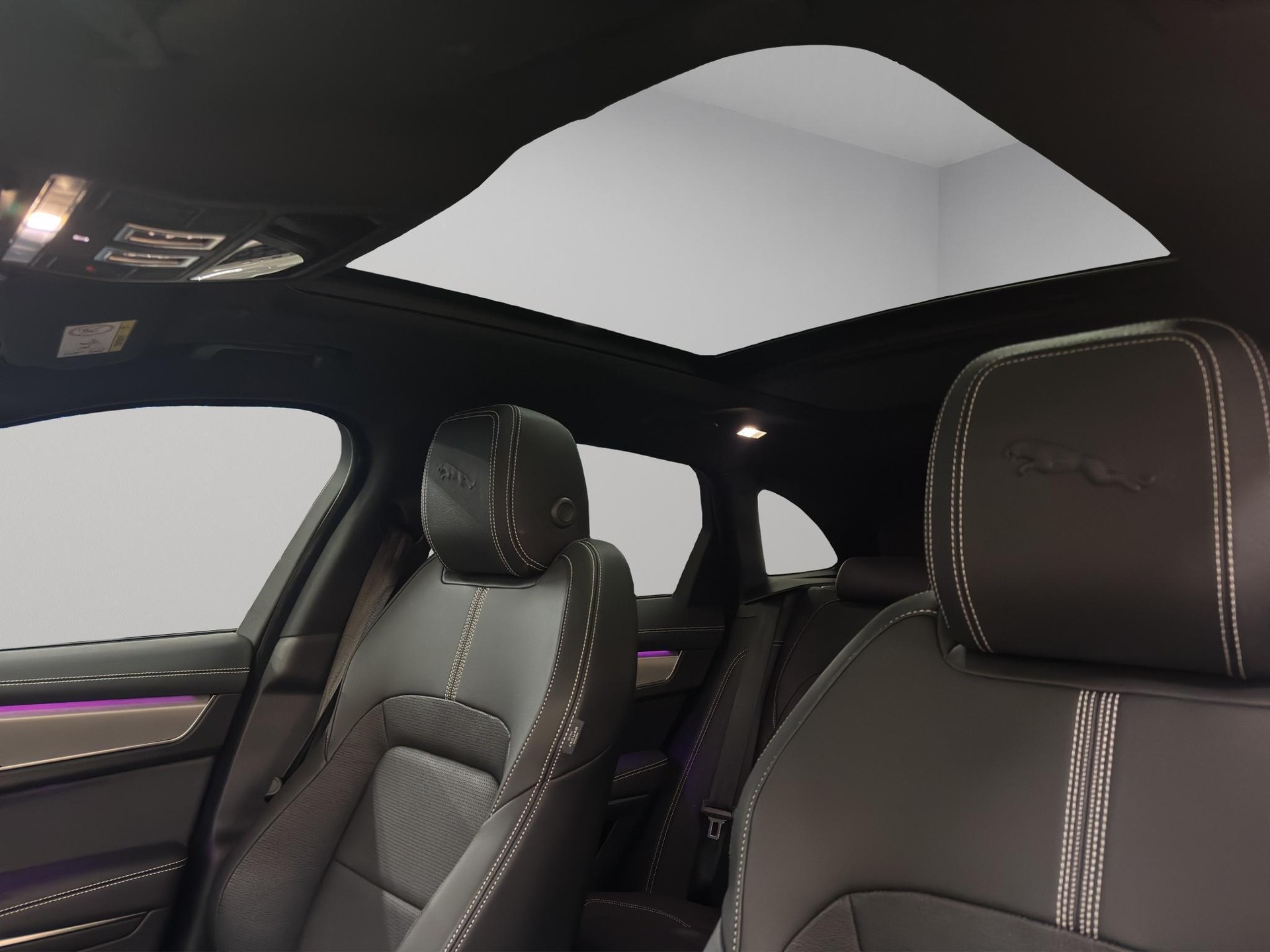 JAGUAR F-Pace 3.0 D I6 R-Dynamic SE 90th Anniversary Edition AWD-image-11