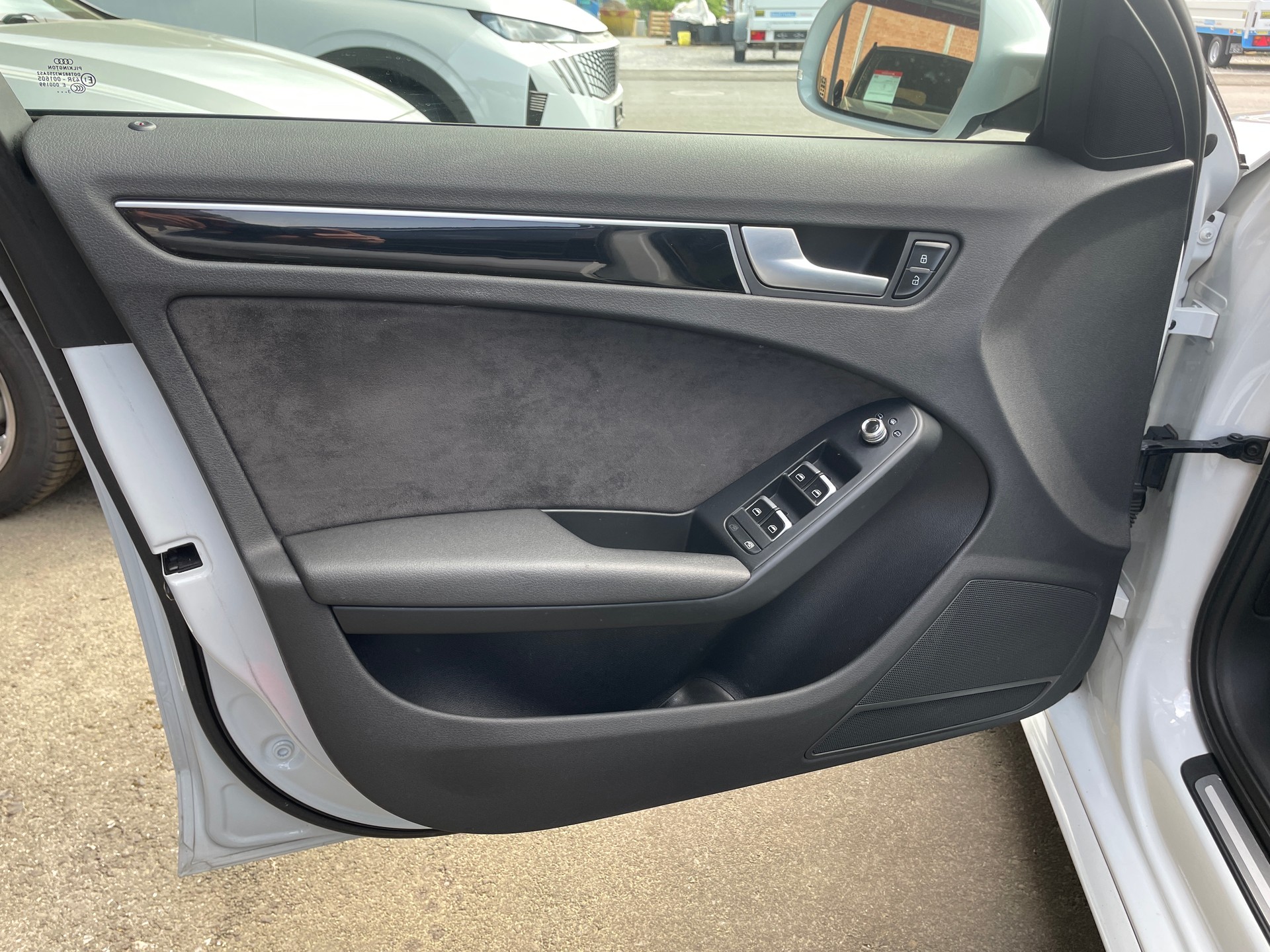 AUDI A4 Avant 2.0 TFSI multitronic S-Line quattro-image-13