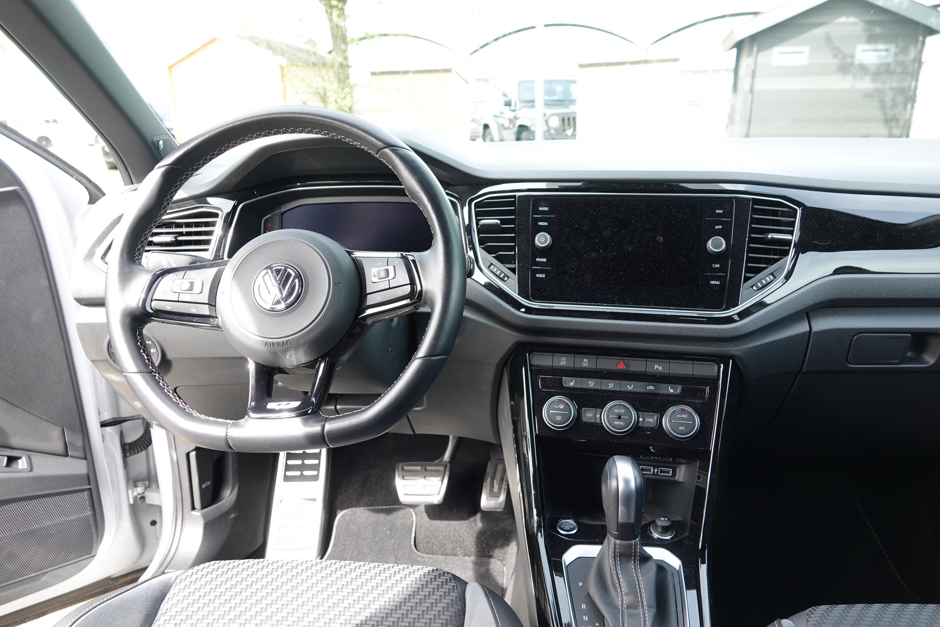 VW 2.0 TSI R DSG 4motion-image-4