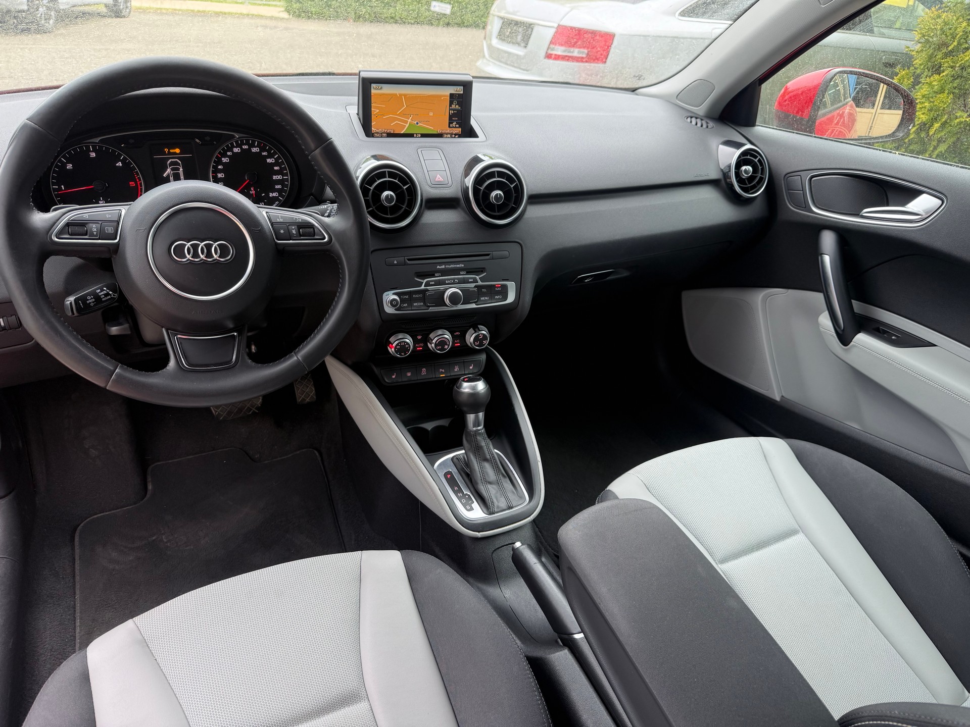 AUDI A1 1.6 TDI Attraction DSG-image-8