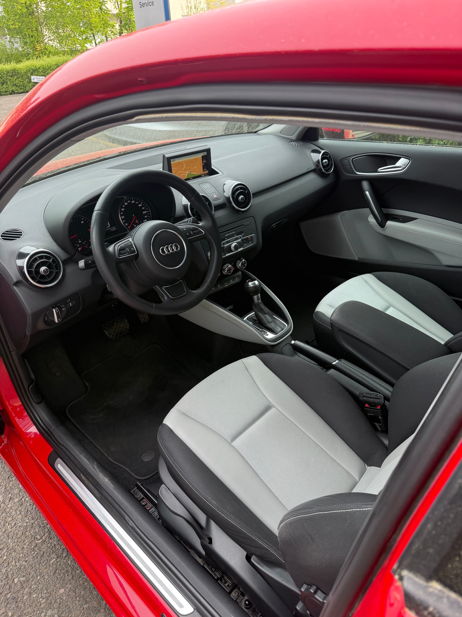 AUDI A1 1.6 TDI Attraction DSG-image-10