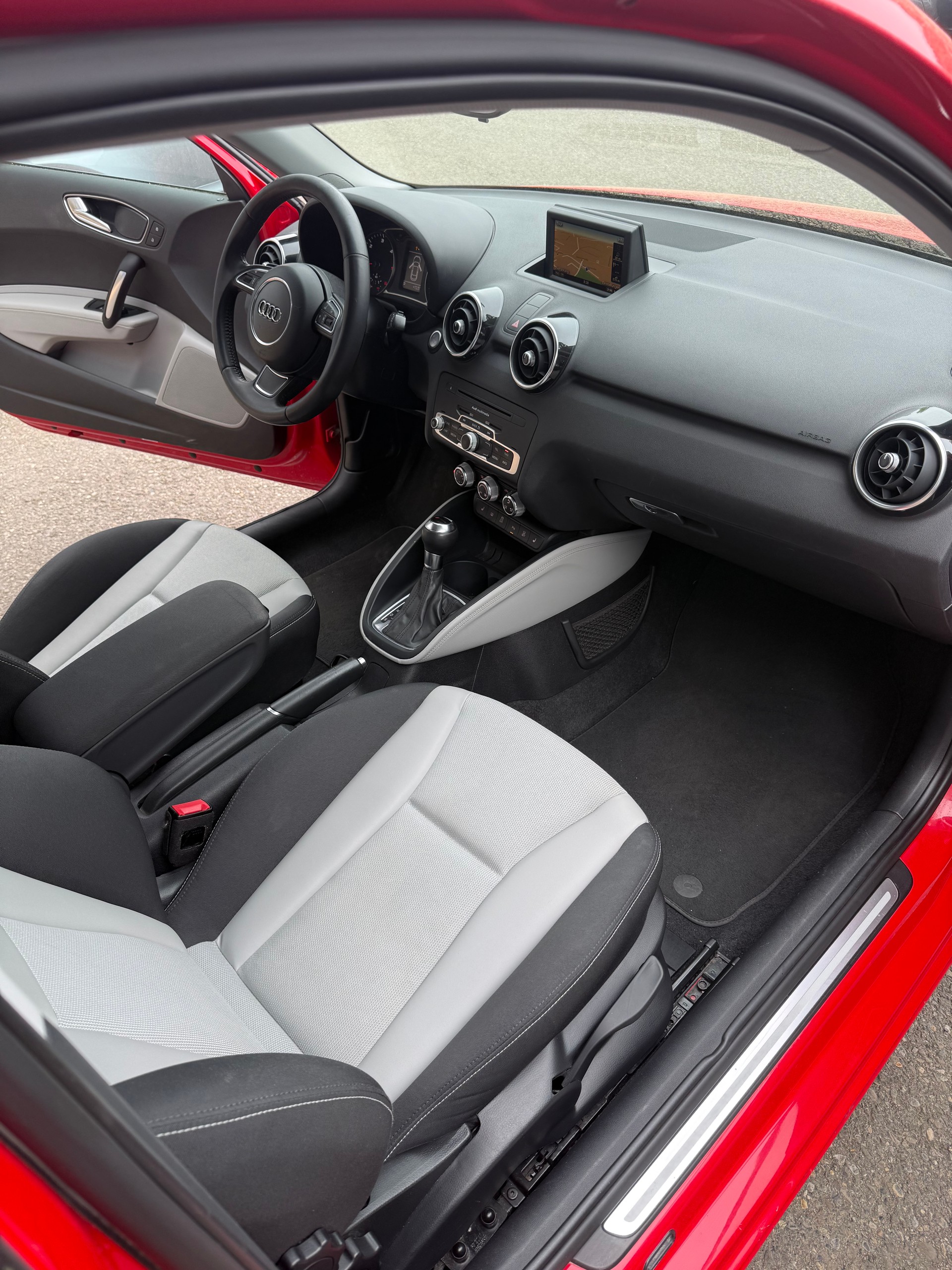 AUDI A1 1.6 TDI Attraction DSG-image-9