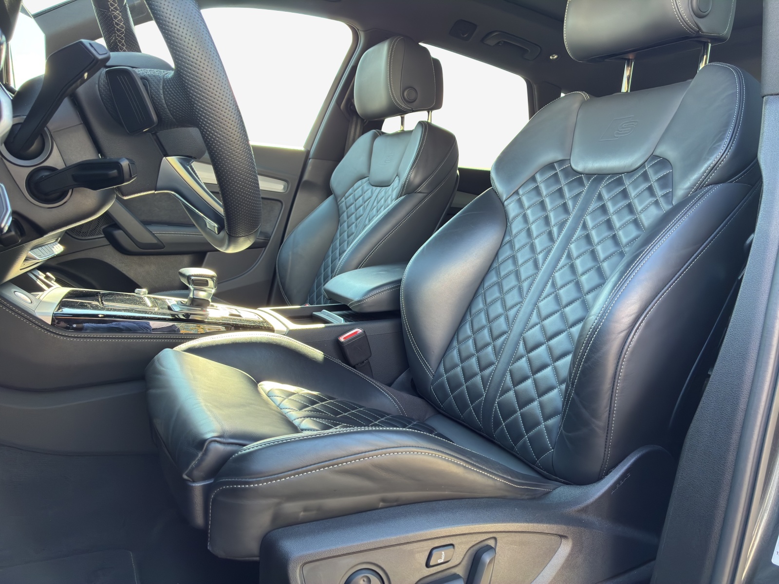 AUDI Q5 40 TDI Black Edition quattro S-tronic-image-7