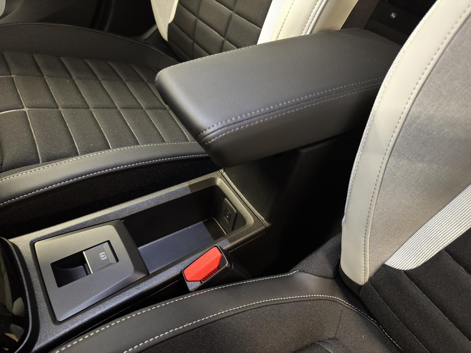 CITROEN C3 1.2 Hybrid Edition Tricolore Automat-image-15