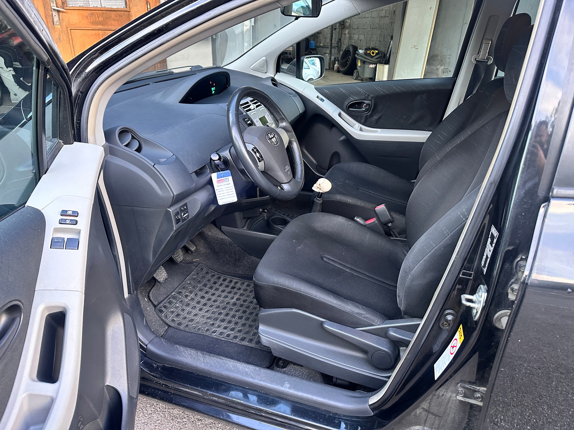 TOYOTA Yaris 1.3 Linea Sol-image-8
