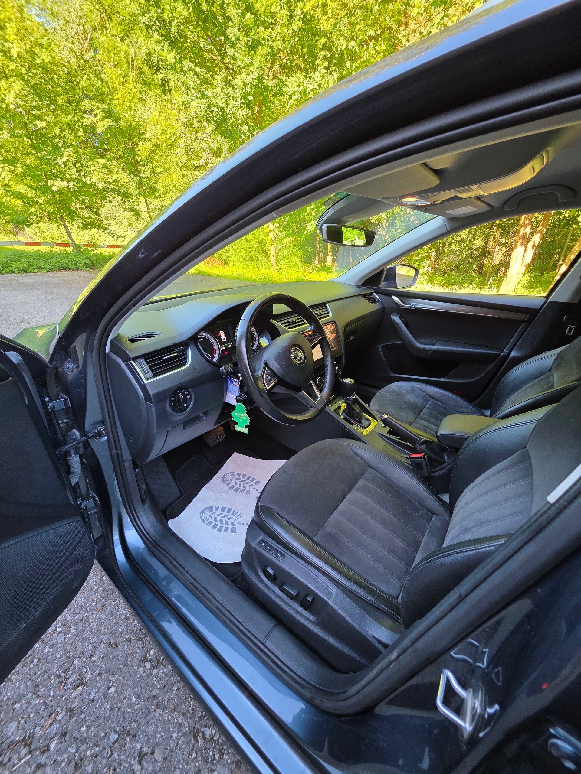 SKODA Octavia Combi 2.0 TDI Swiss Edition DSG-image-10