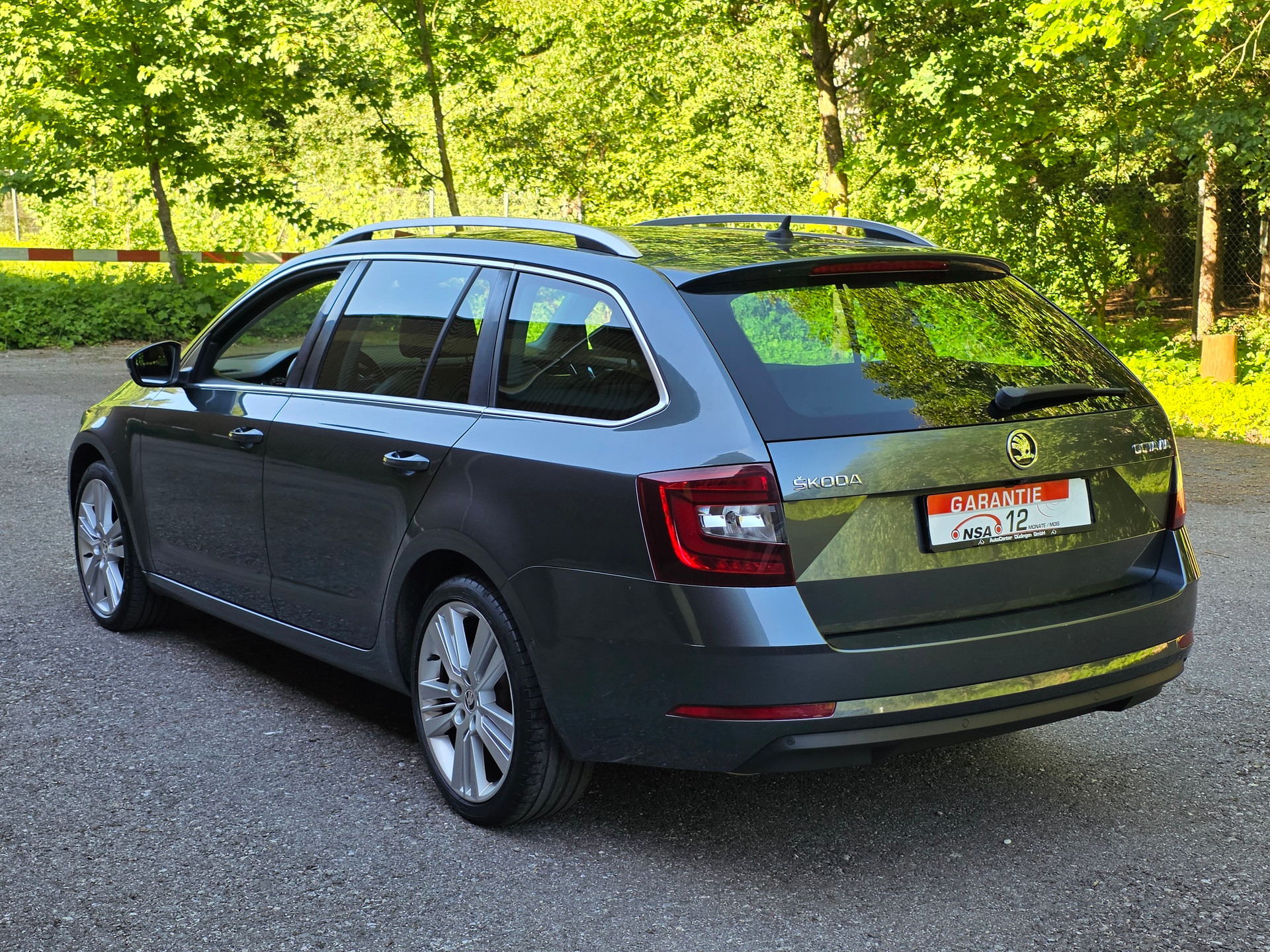 SKODA Octavia Combi 2.0 TDI Swiss Edition DSG-image-4