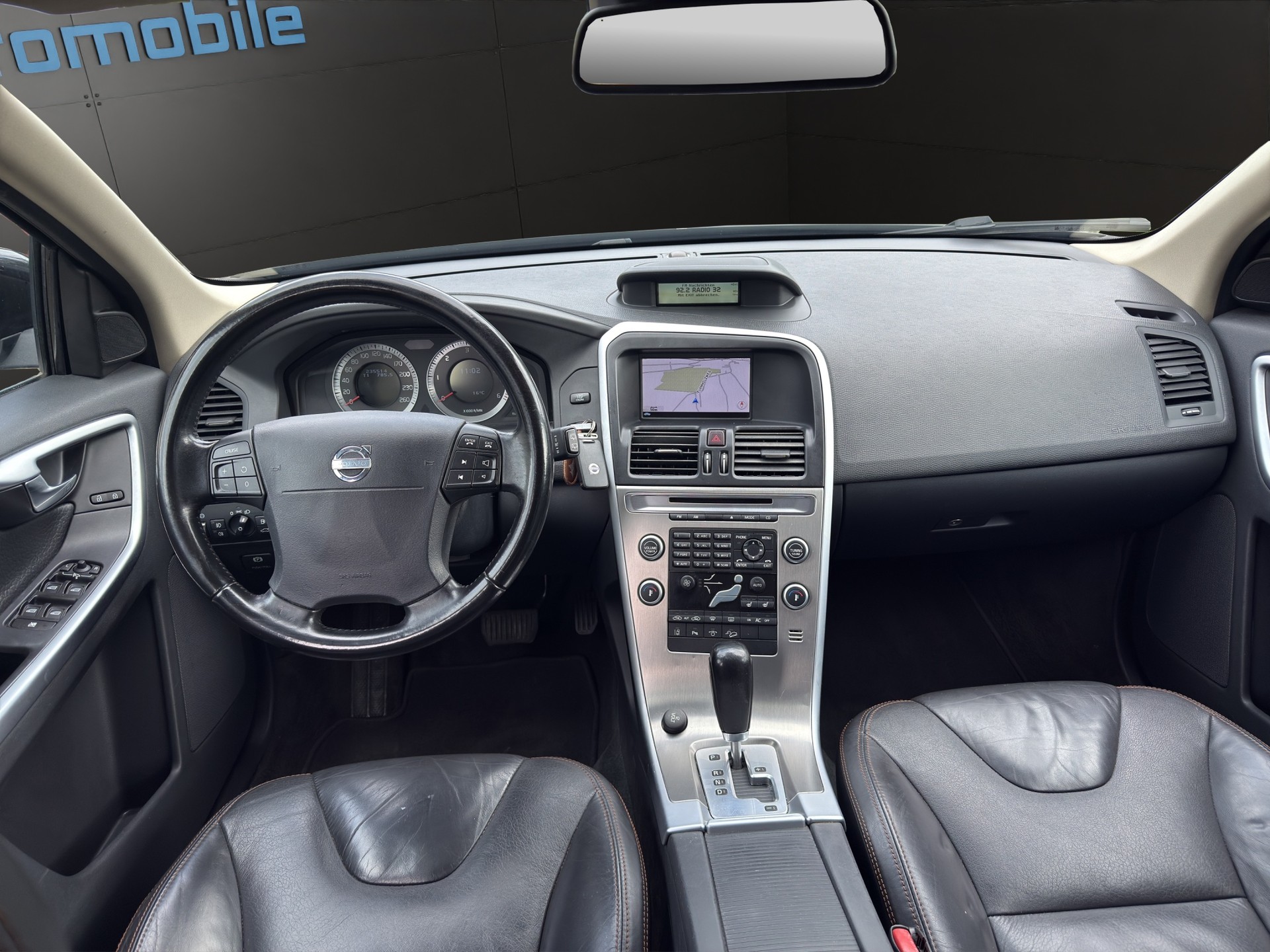 VOLVO XC60 D5 AWD Kinetic Geartronic-image-3