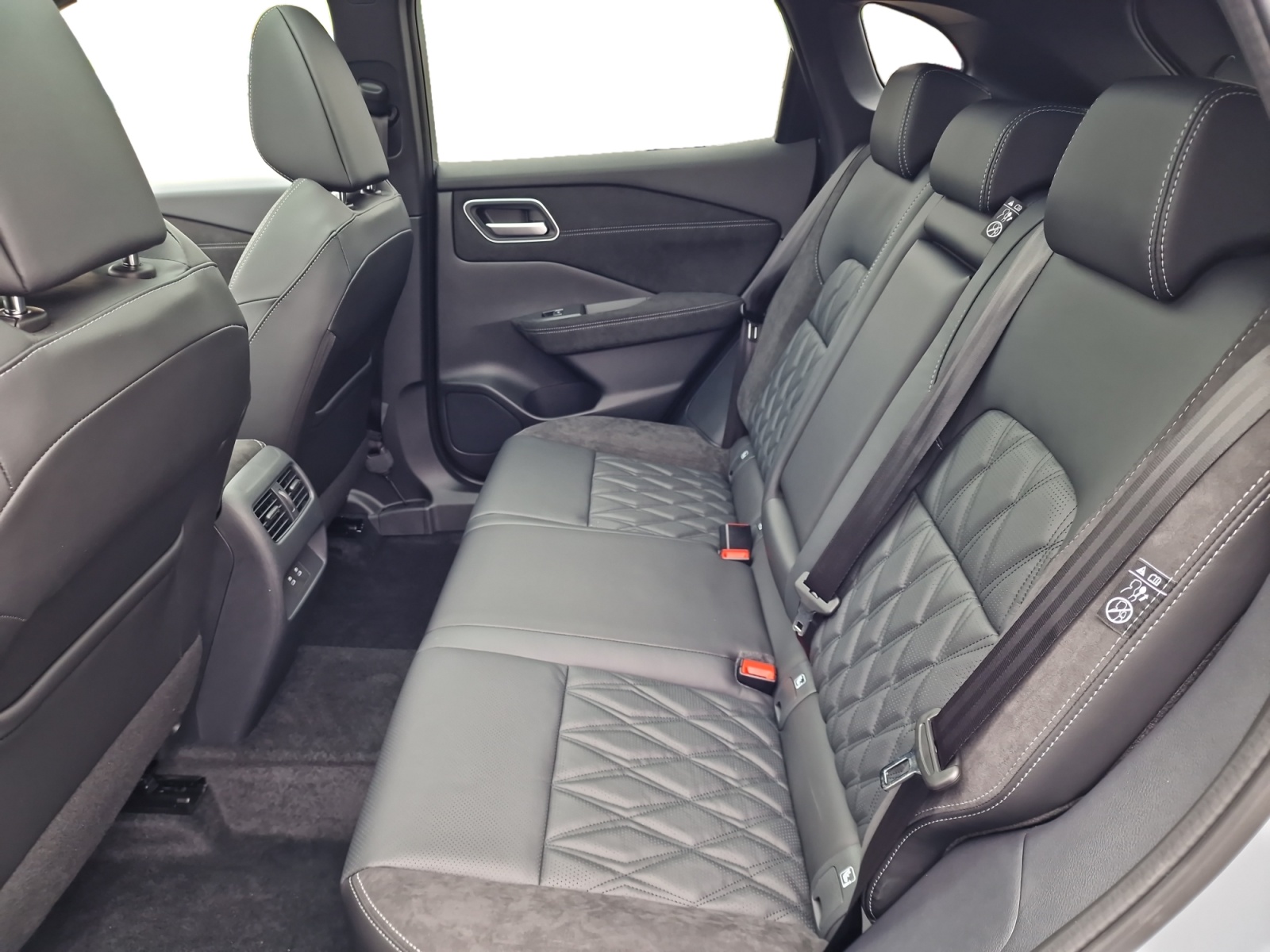 NISSAN Qashqai 1.3 DIG-T MHEV Tekna+ 4x4 Panorama-image-18