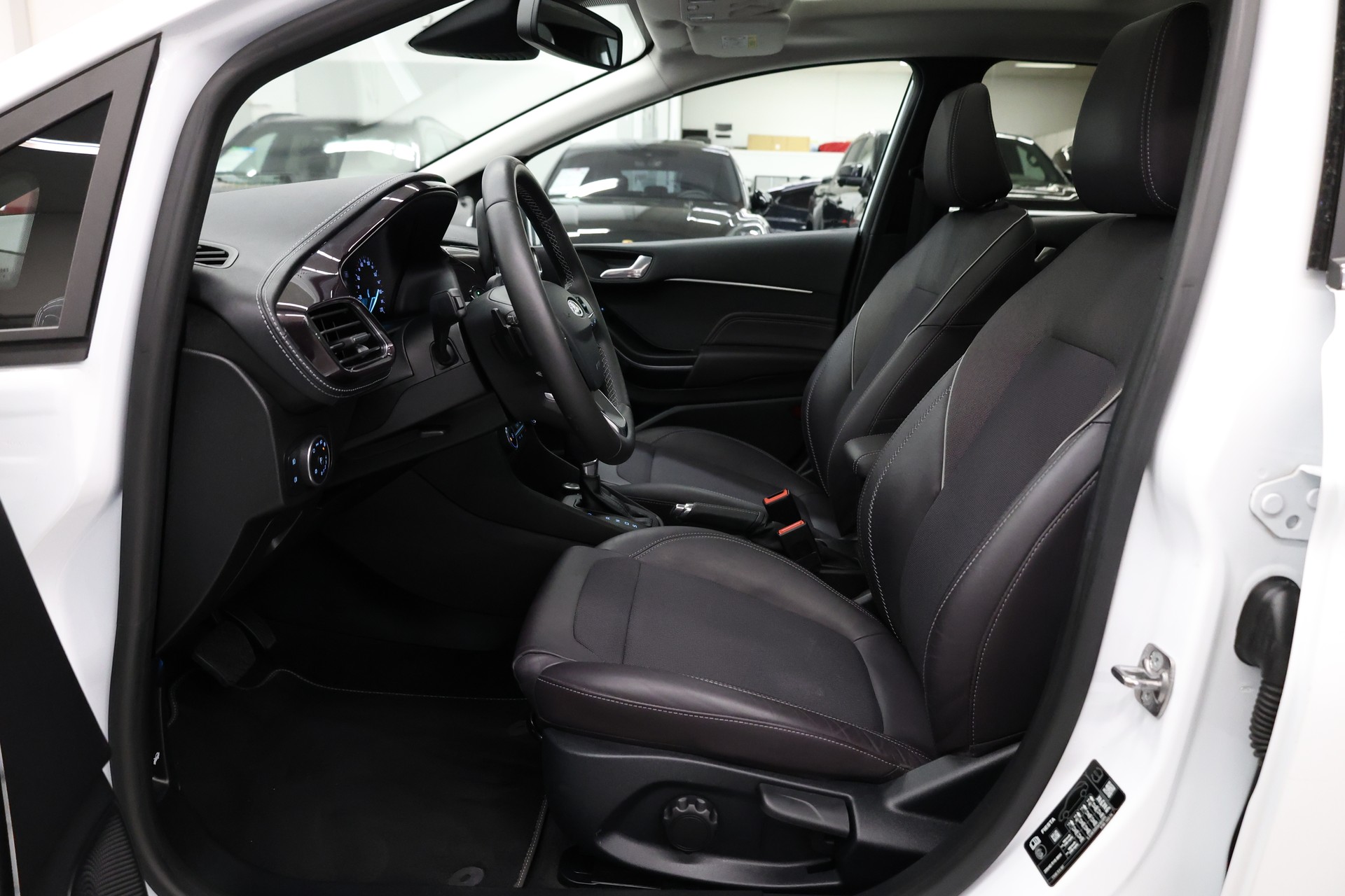 FORD Fiesta 1.0 EcoB Vignale-image-12