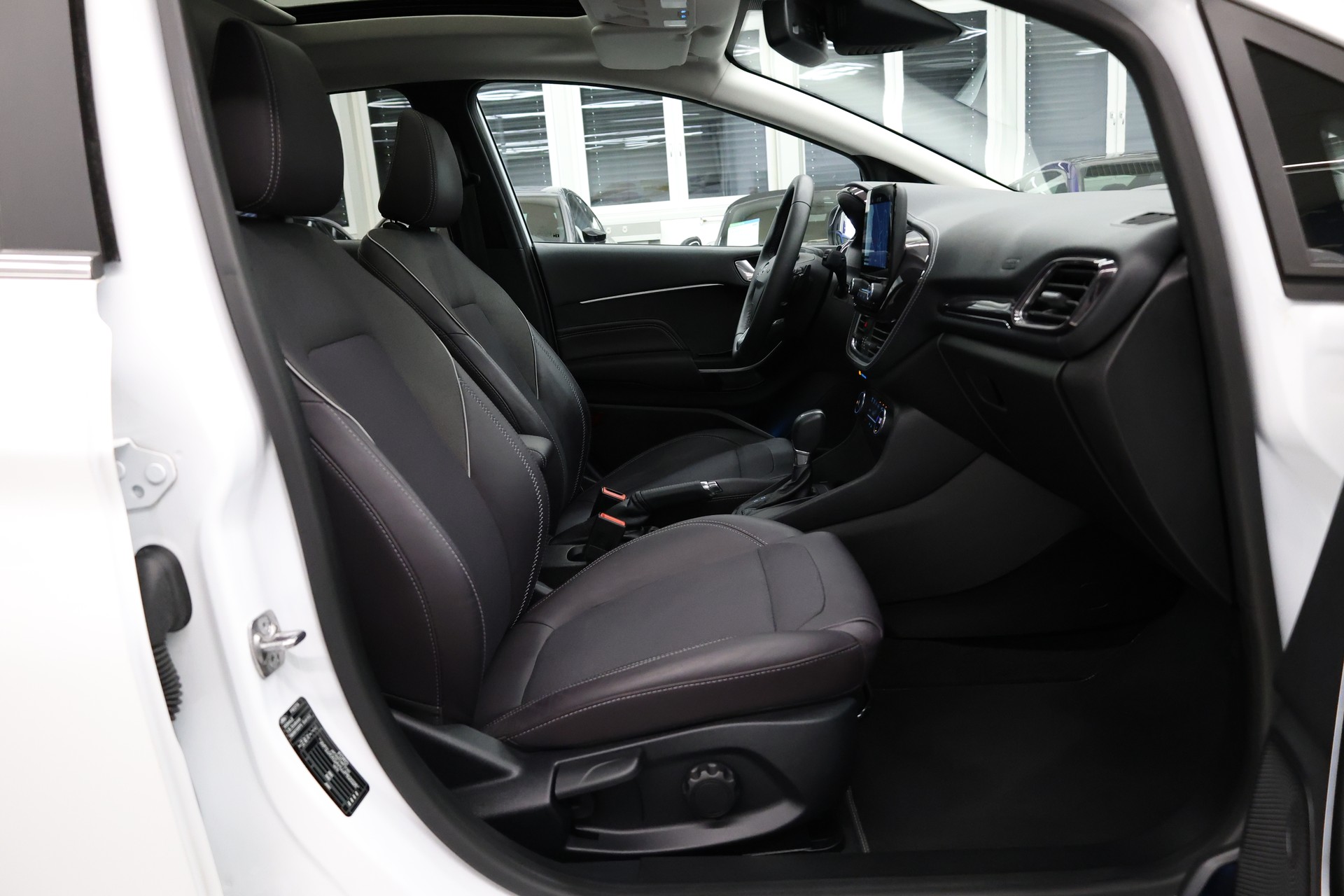FORD Fiesta 1.0 EcoB Vignale-image-13