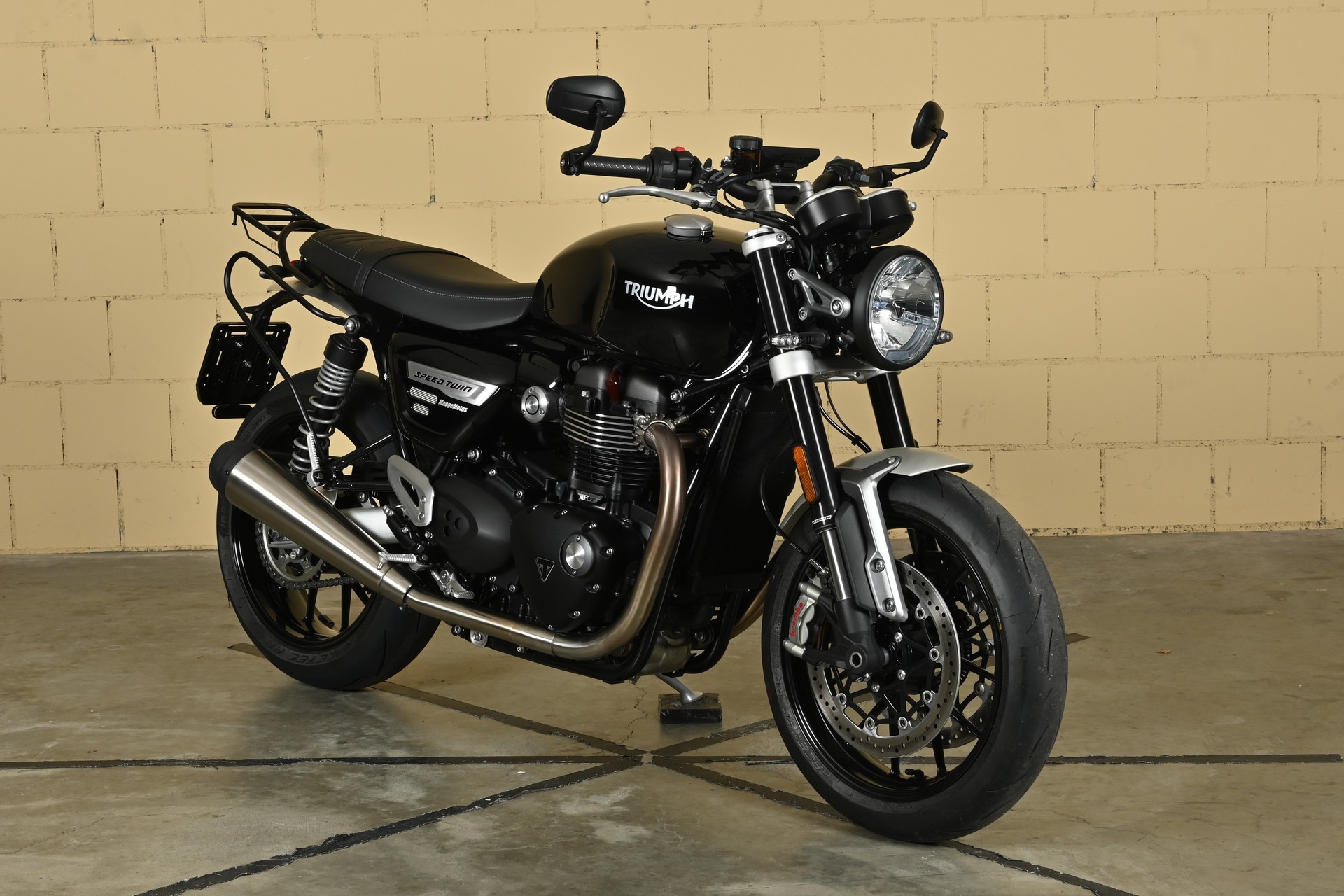 TRIUMPH Speed Twin 1200-showroom-element-1