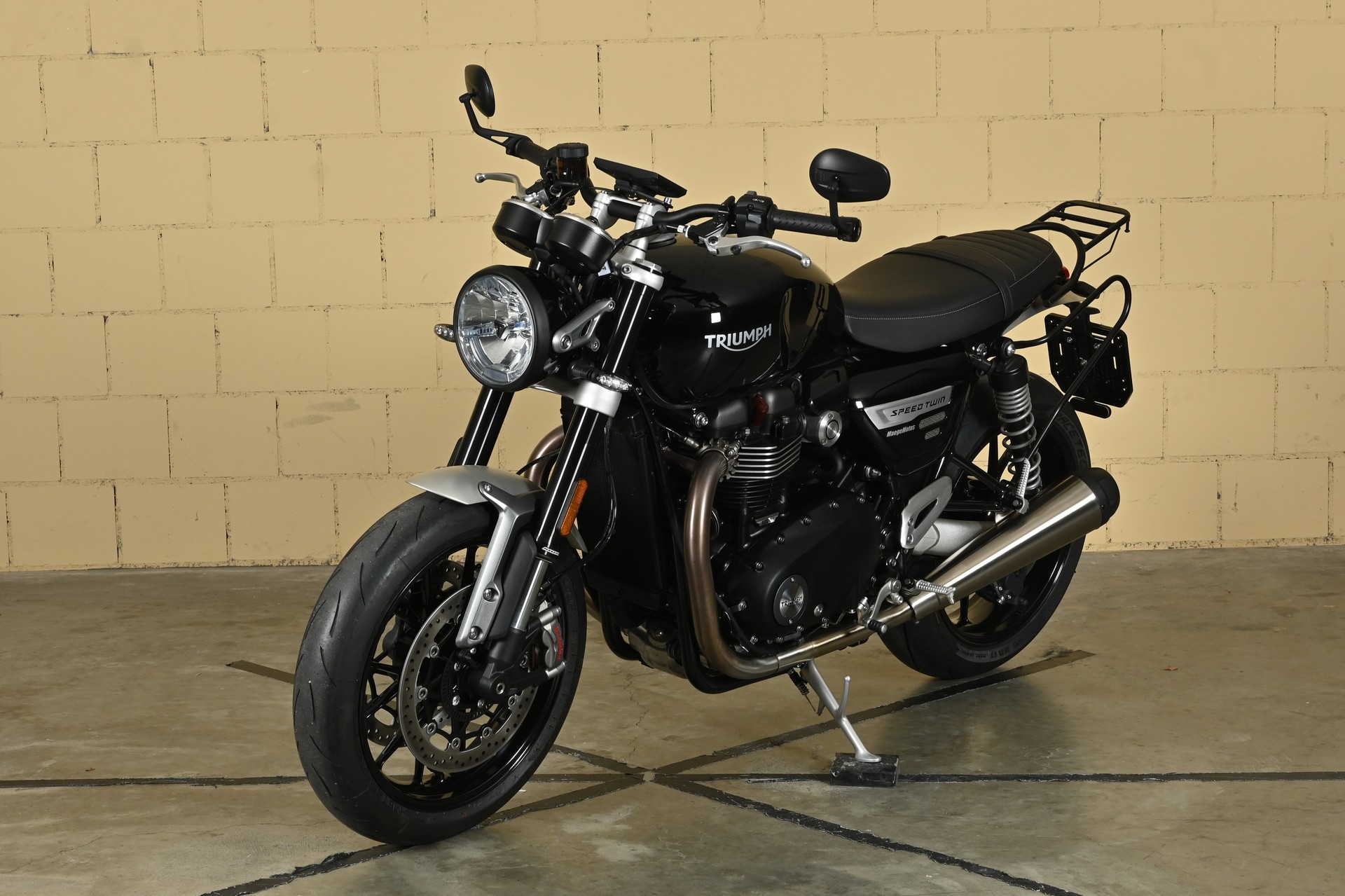 TRIUMPH Speed Twin 1200-showroom-element-2