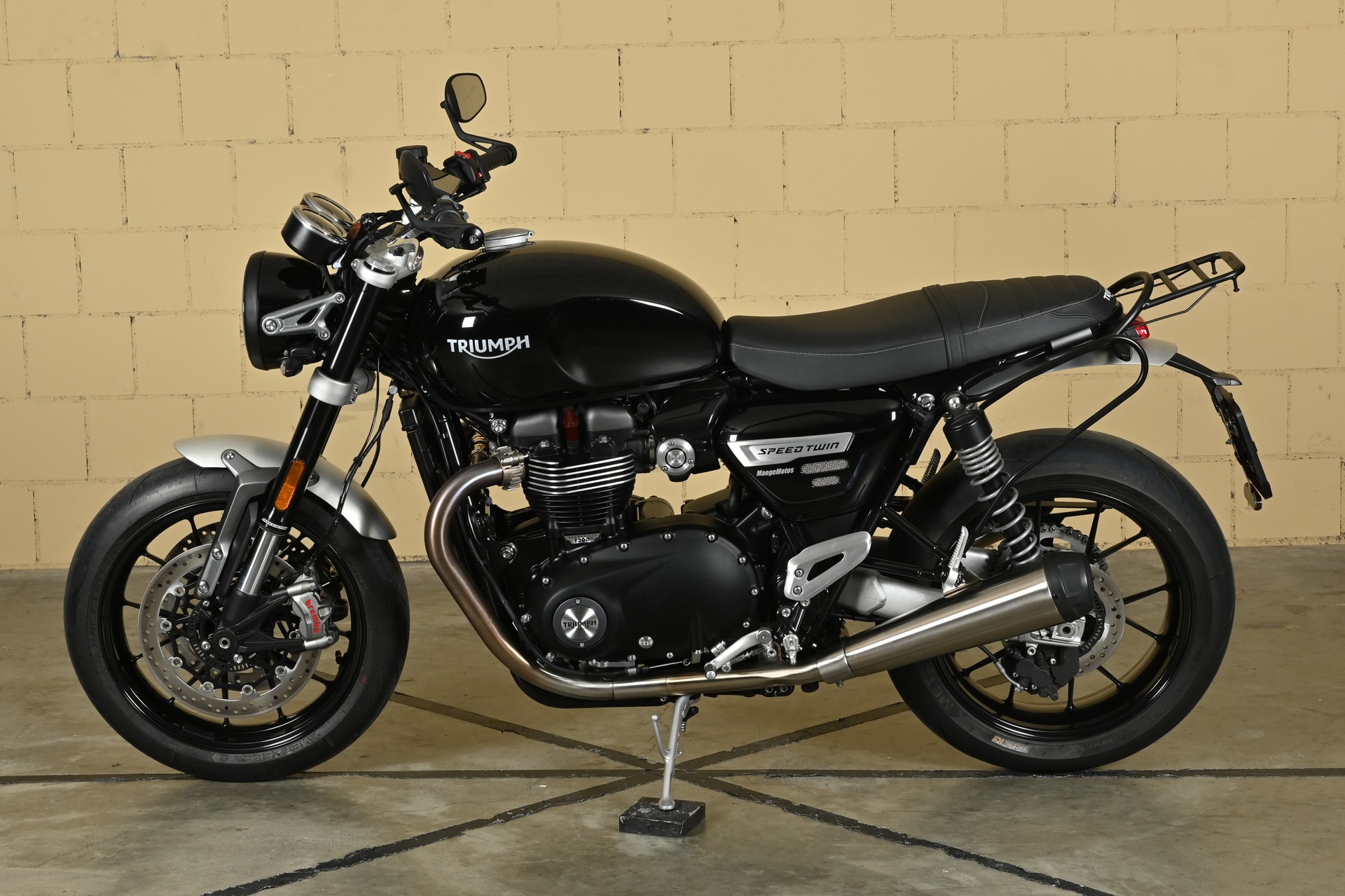 TRIUMPH Speed Twin 1200-showroom-element-3