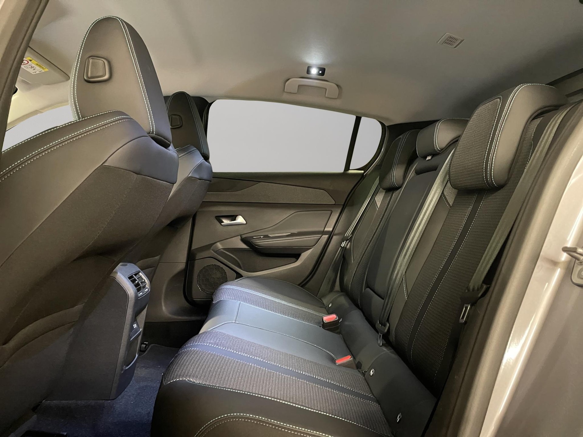 PEUGEOT 308 1.2 Hybrid Allure-image-8