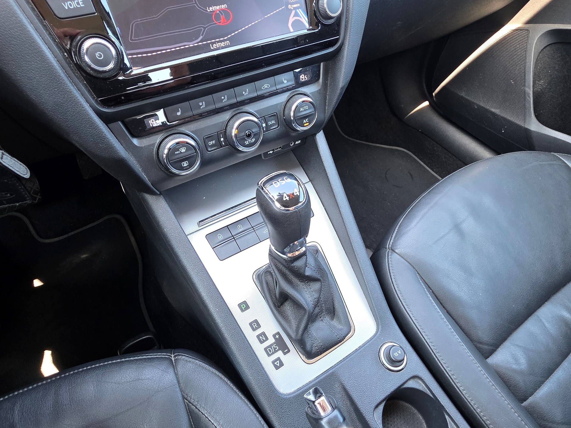 SKODA Octavia Combi 1.8 TSI Elegance 4x4 DSG-image-13