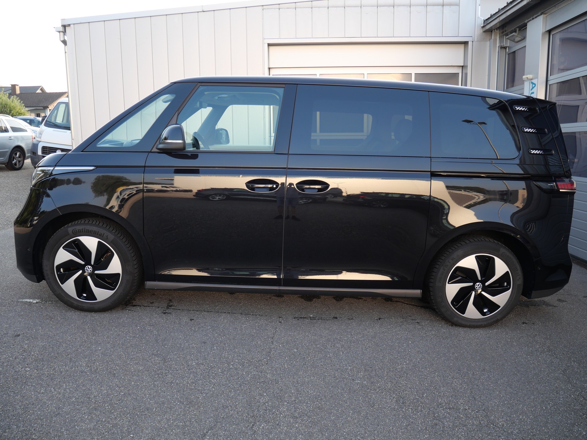 VW ID.Buzz NWB Pro *CH-Auto, Matrix-Scheinwerfer, 8 Reifen*-image-2
