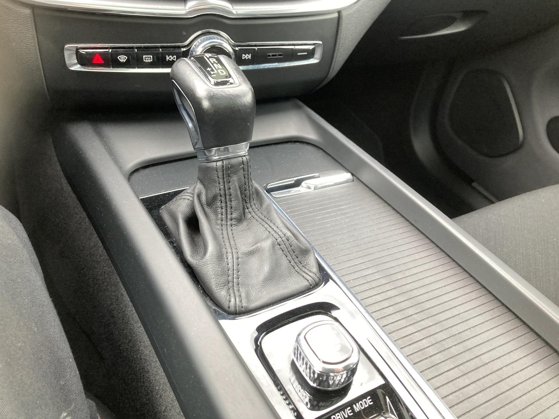 VOLVO XC60 T4 Momentum Geartronic-image-13
