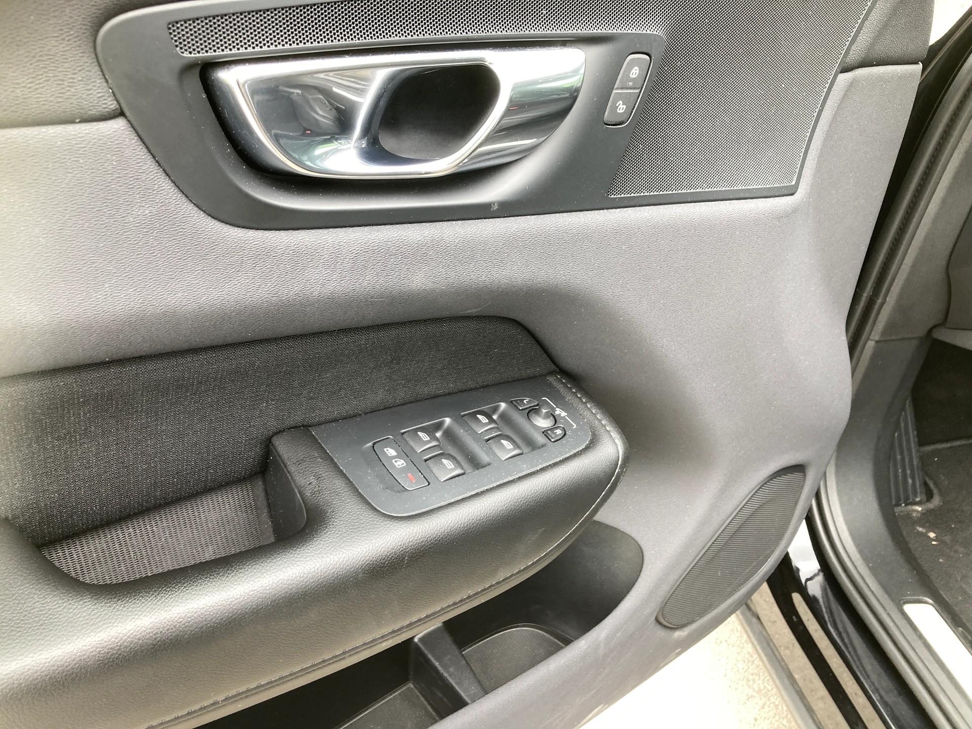 VOLVO XC60 T4 Momentum Geartronic-image-10