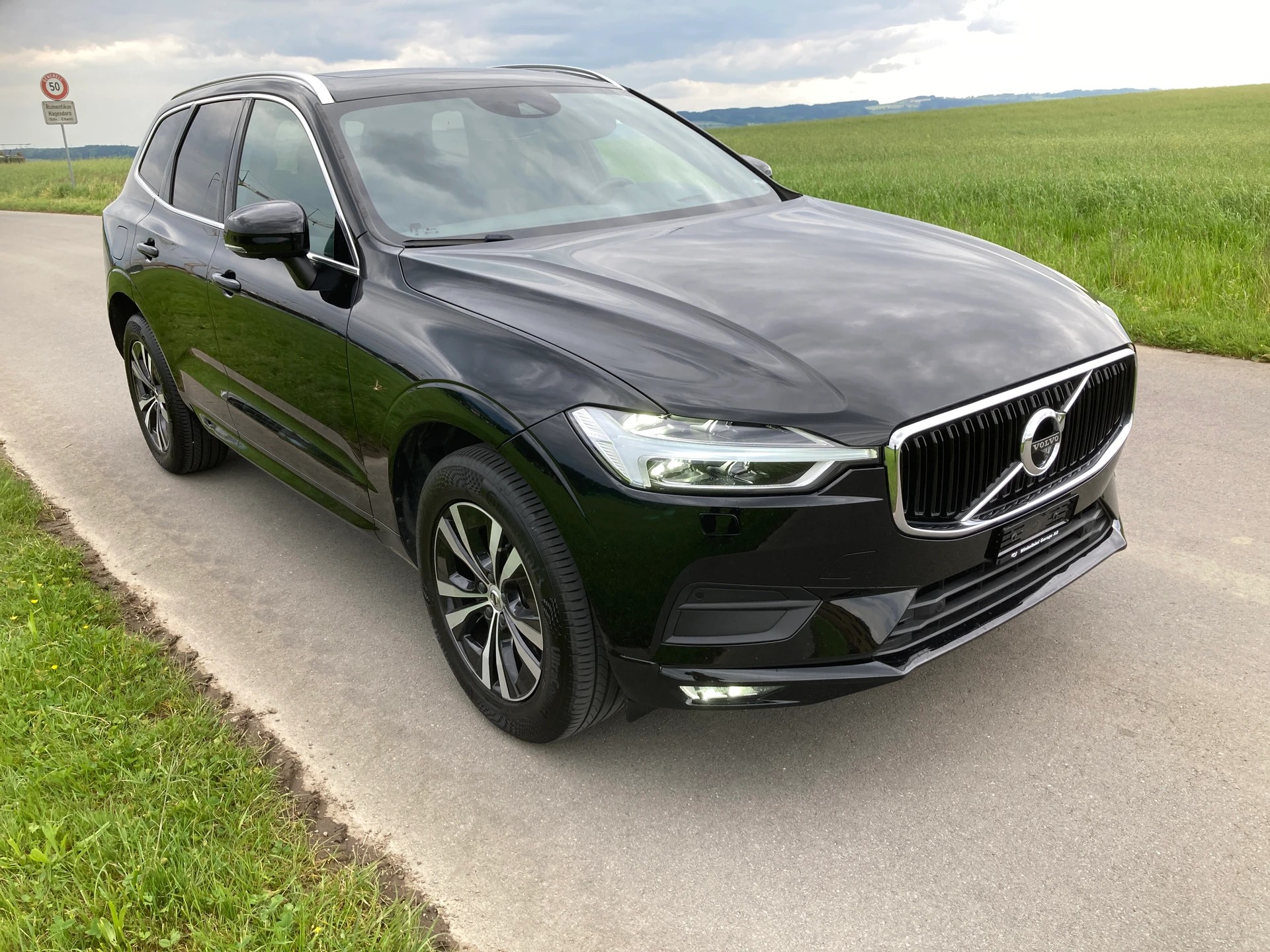 VOLVO XC60 T4 Momentum Geartronic-image-1
