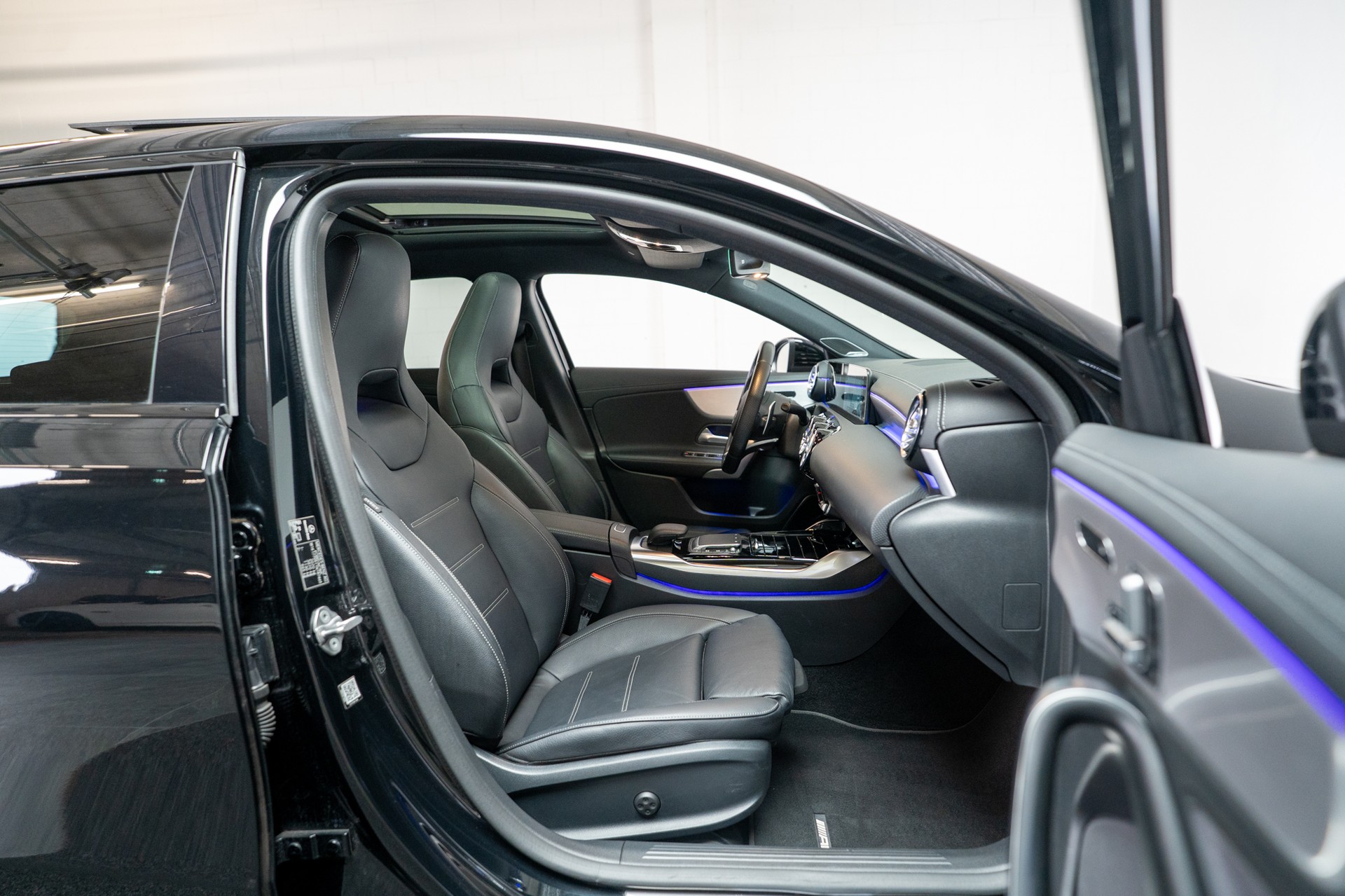 MERCEDES-BENZ A 35 AMG 4matic / CH-Fahrzeug / Panorama / Burmester / 360°Kamera-image-13