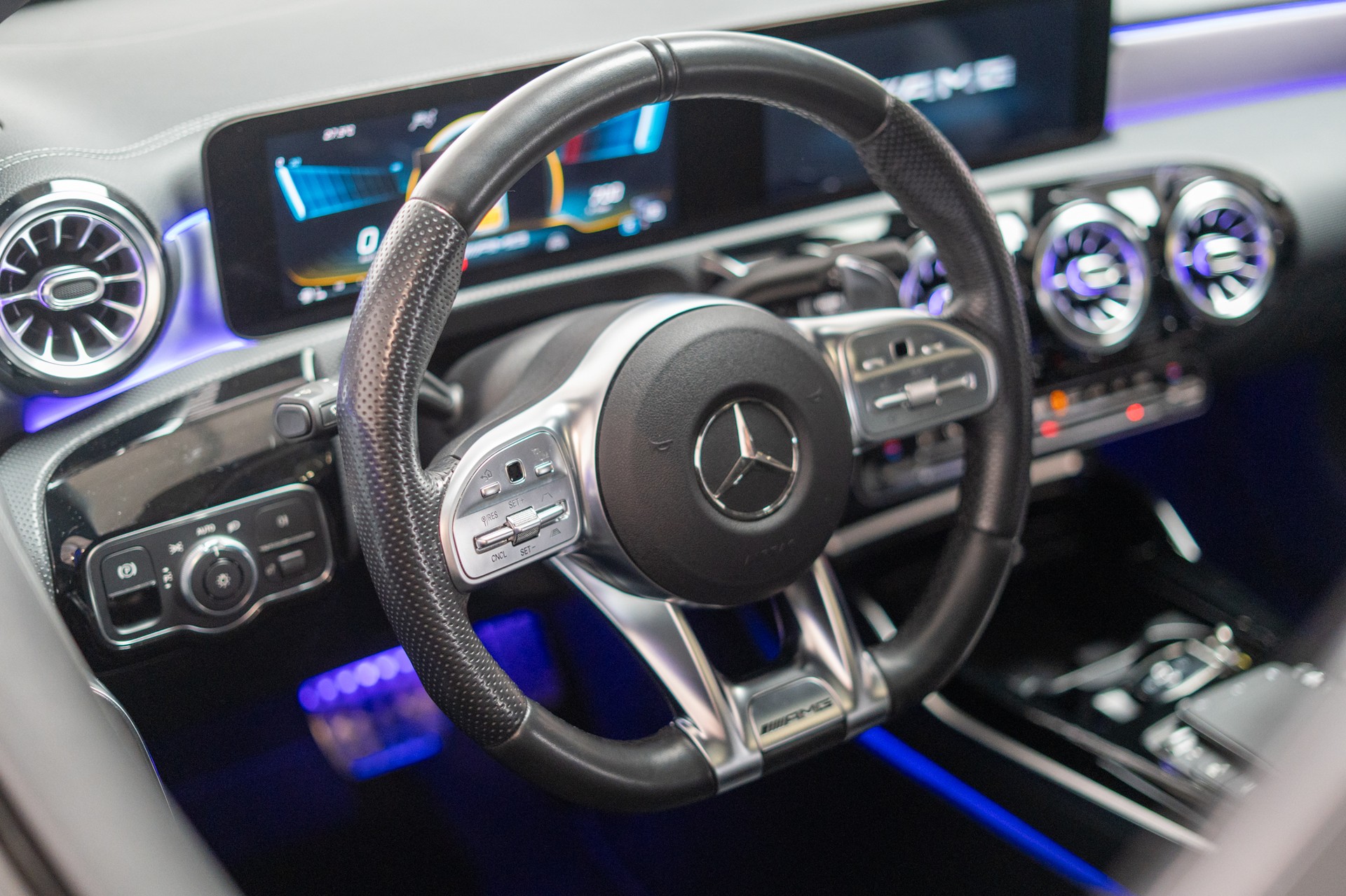 MERCEDES-BENZ A 35 AMG 4matic / CH-Fahrzeug / Panorama / Burmester / 360°Kamera-image-9